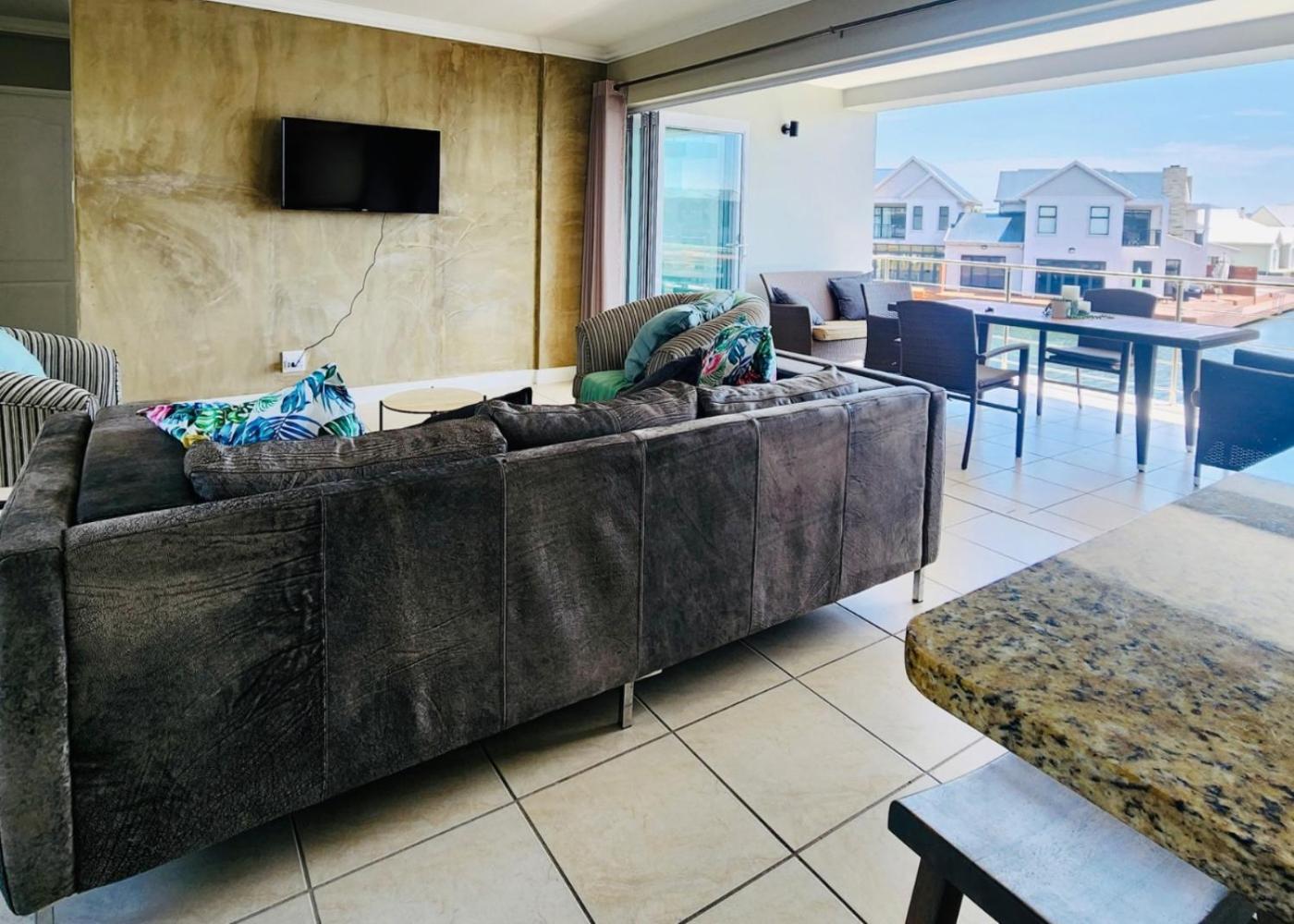 Modern 2 Bedroom Apartment with Stunning Canal Views