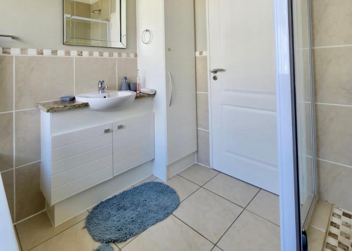 Modern 2 Bedroom Apartment with Stunning Canal Views