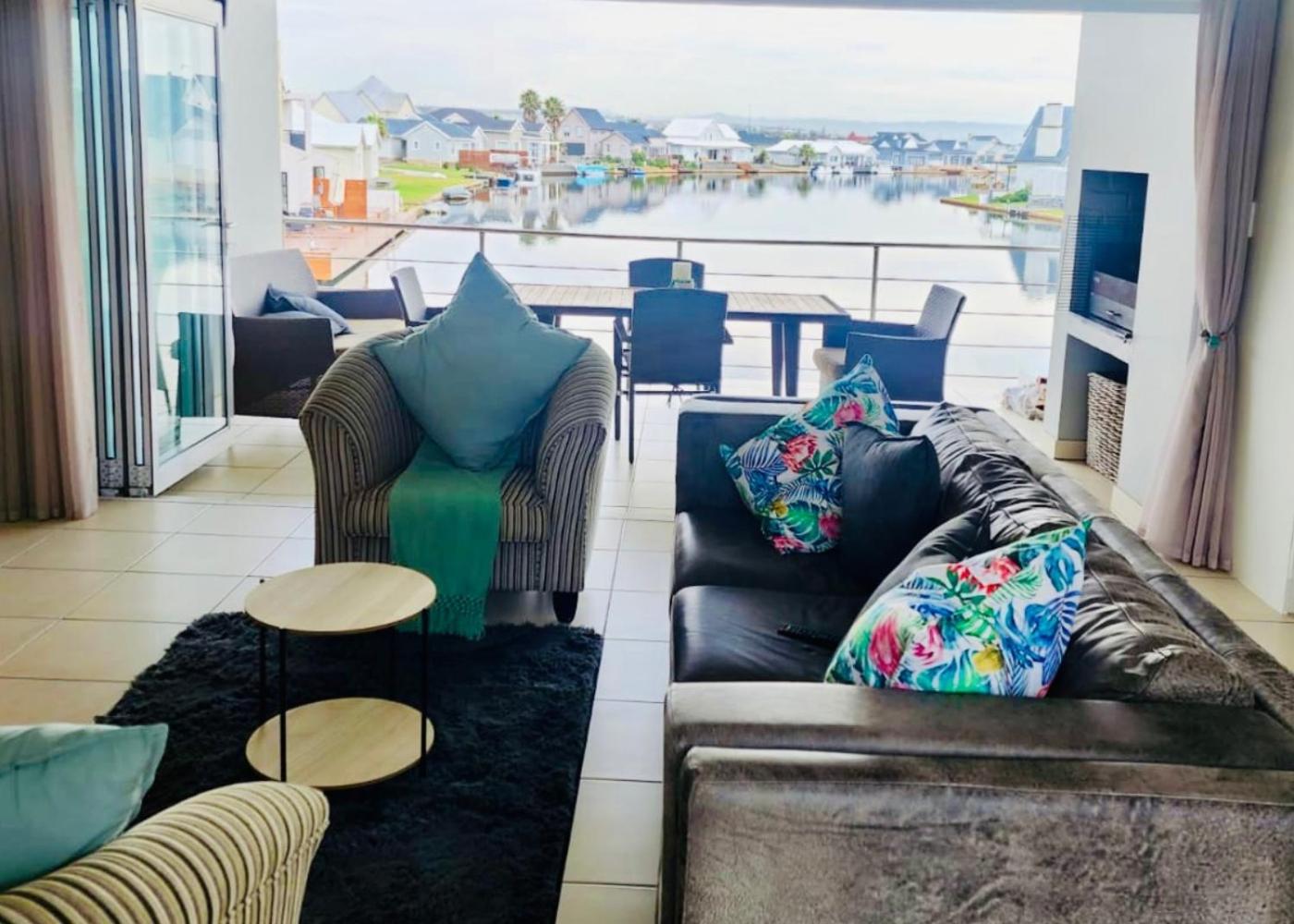 Modern 2 Bedroom Apartment with Stunning Canal Views