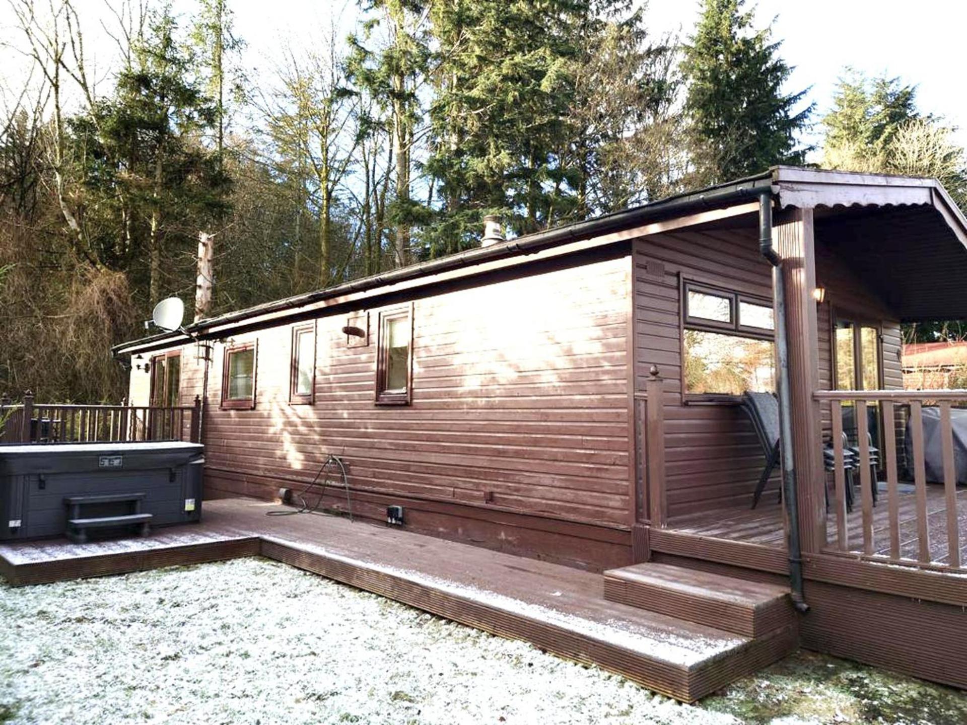 4 Bed House - Sleeps 9 - HotTub - Parking view 5