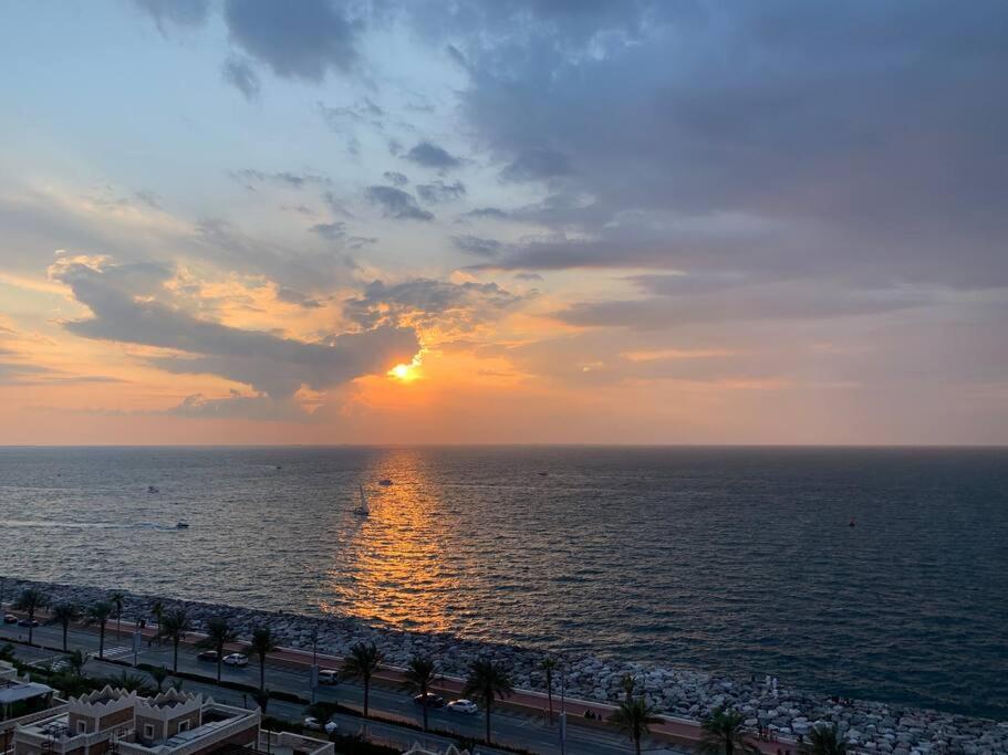 Balqis Residense Palm Jumeirah,Pool, Beach, Top floor, Full sea view, Restaurants