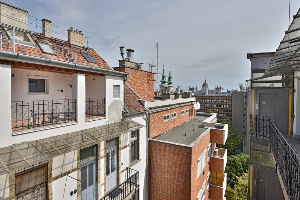 Buda Batthiany Square, 6
