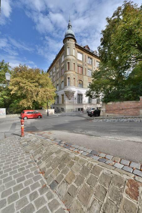 Buda Batthiany Square, 6