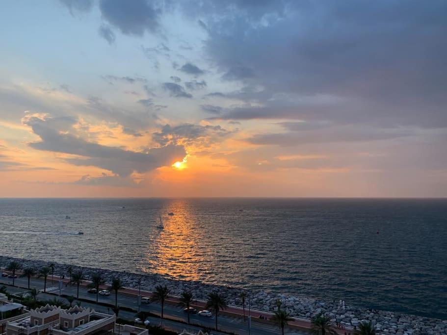 Balqis Residense Palm Jumeirah,Pool, Beach, Top floor, Full sea view, Restaurants