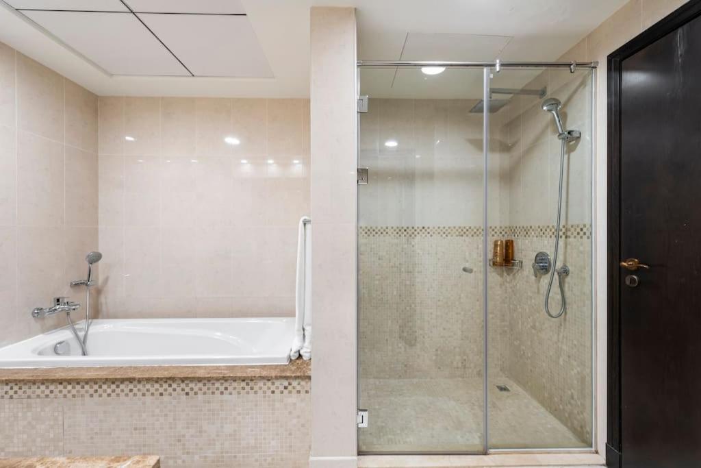 Balqis Residense Palm Jumeirah,Pool, Beach, Top floor, Full sea view, Restaurants