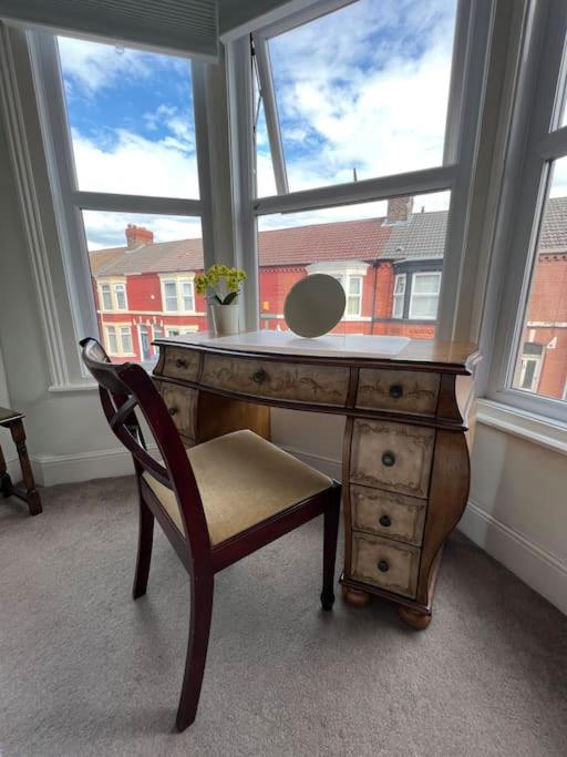 2025 Award Winner Liverpool Strawberry House - 3 Bedrooms view 2