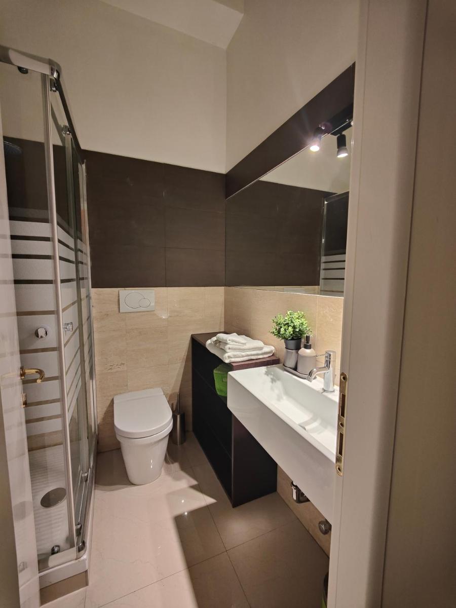 Designed Pop Apartment 2 Bedrooms, 2 Baths in Milan Center - WiFi, AC, steps from Subway M1 and M2, Central Station and Airport connected
