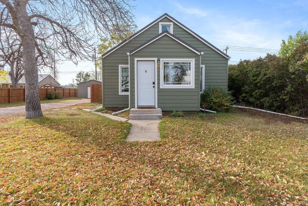 Hotel Centrally Located Fire-Pit Large Private Backyard - Image 1