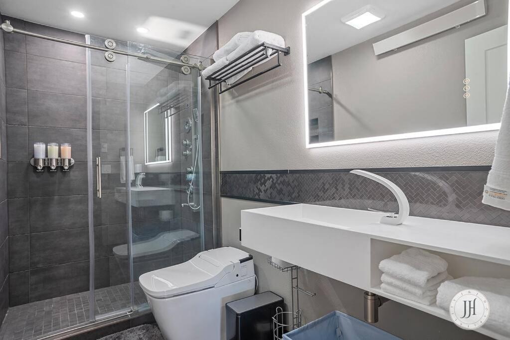 Modern Luxurious Stay Bidet Lighted Mirror view 5