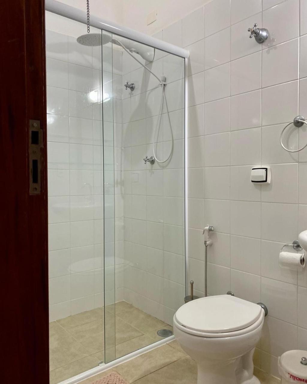 Casa ideal em condomínio fechado a 200m da Praia Maranduba, área de lazer completa