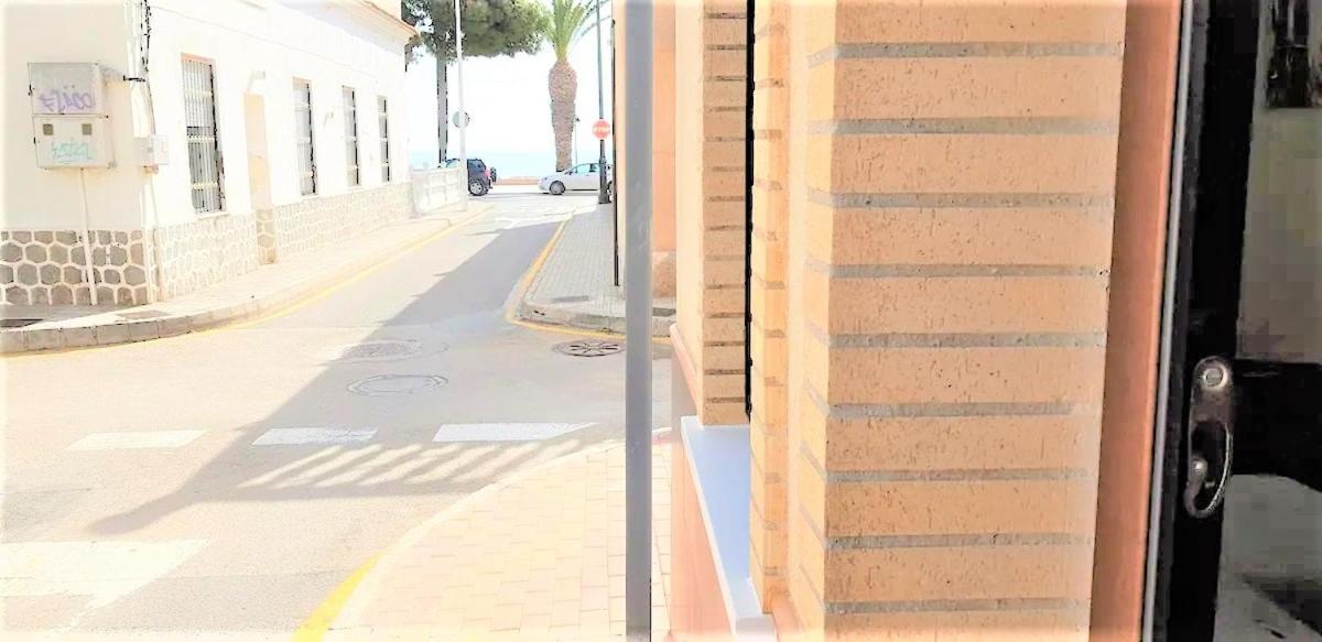 Beautiful Modern Apartment second line to the beach