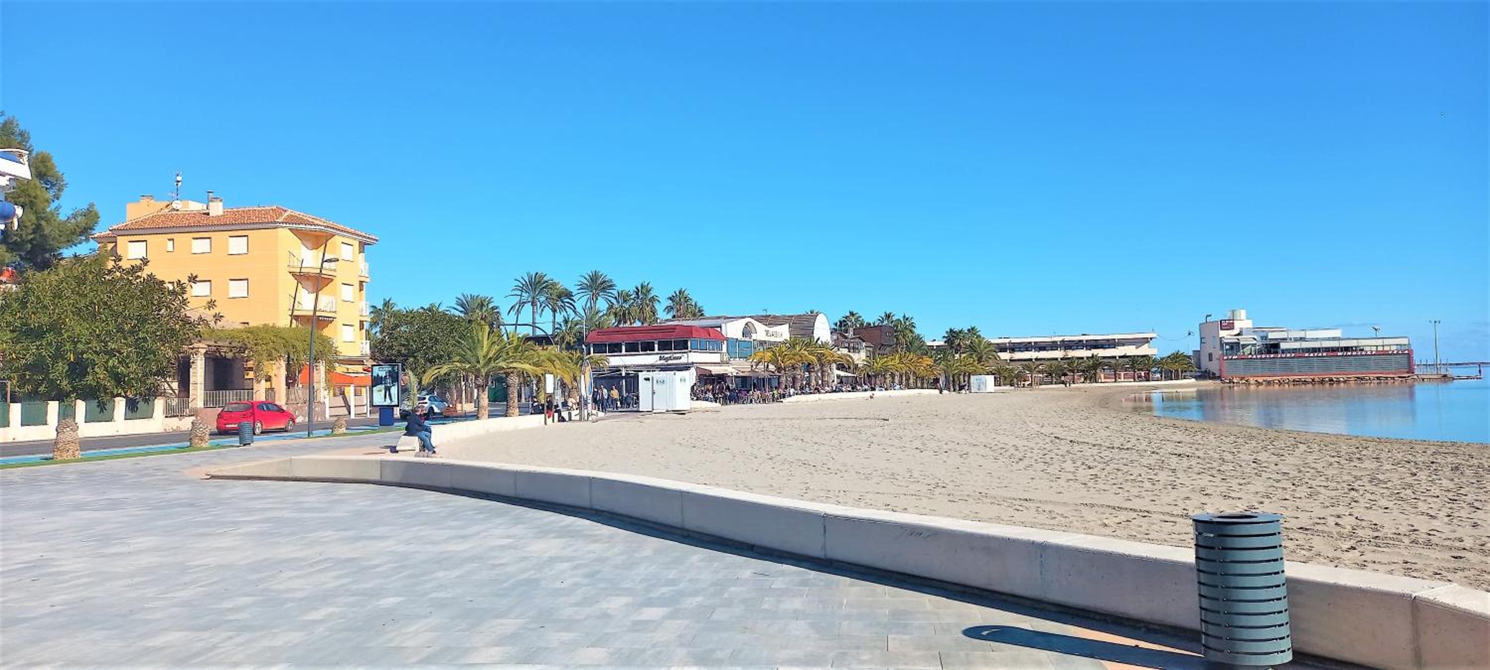 Beautiful Modern Apartment second line to the beach