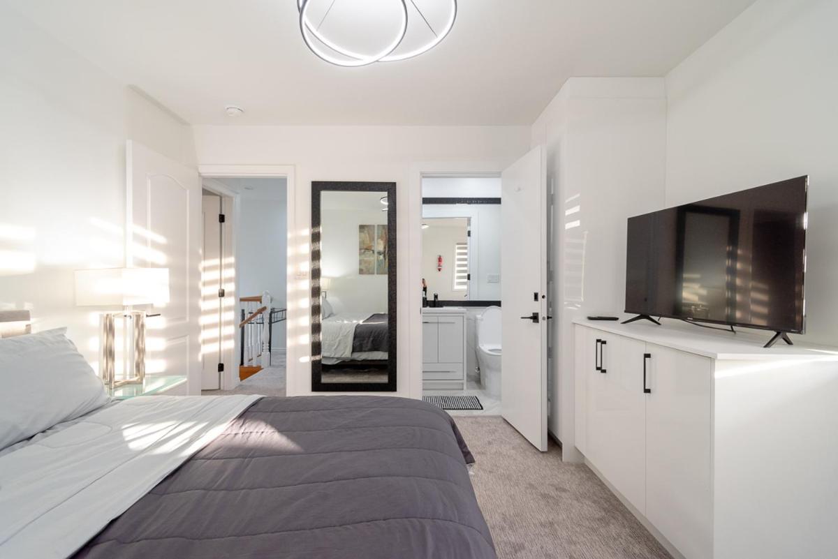 Spacious & Modern by the Beach