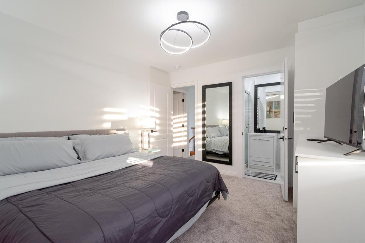 Spacious & Modern by the Beach