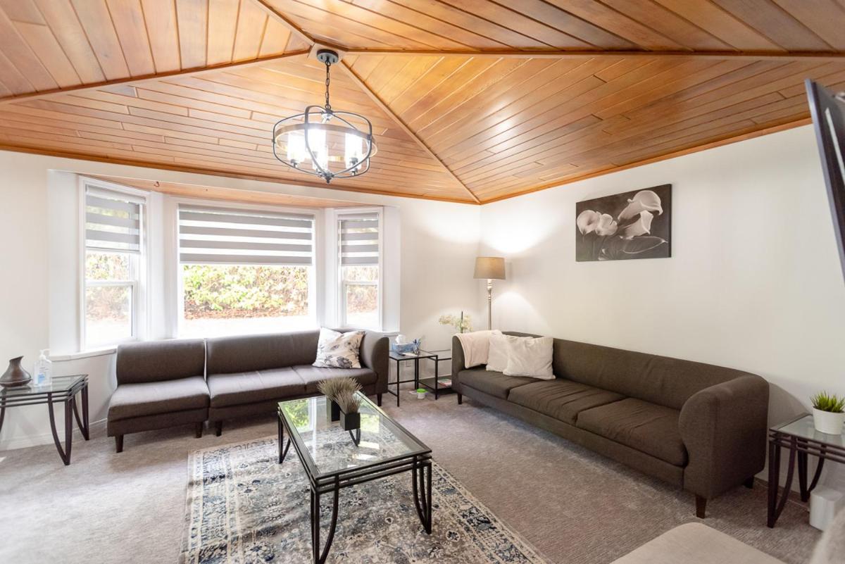 Spacious & Modern by the Beach