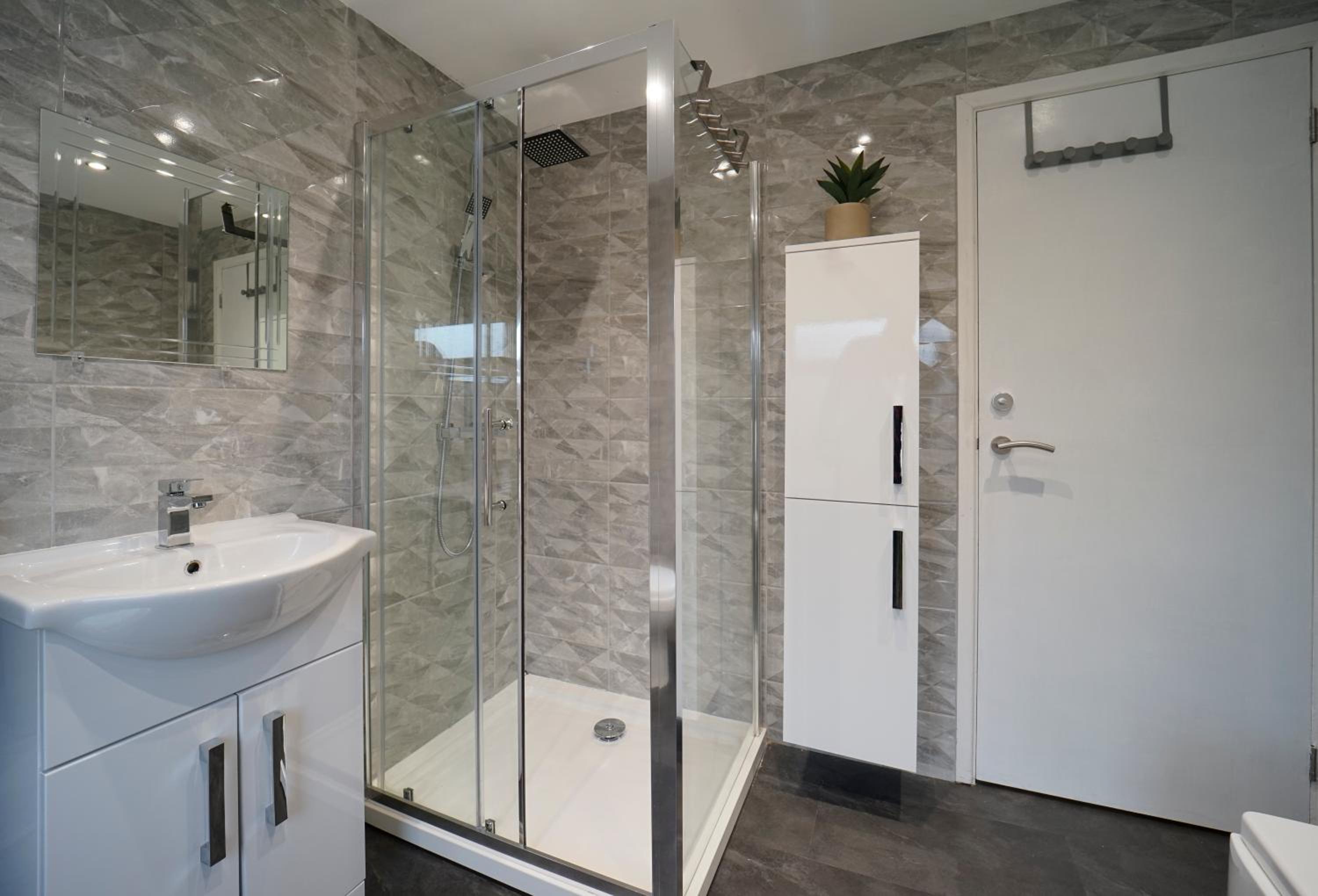 Spacious 4 bed town house in central Wetherby, sleeps 9, perfect for contractors or groups view 2