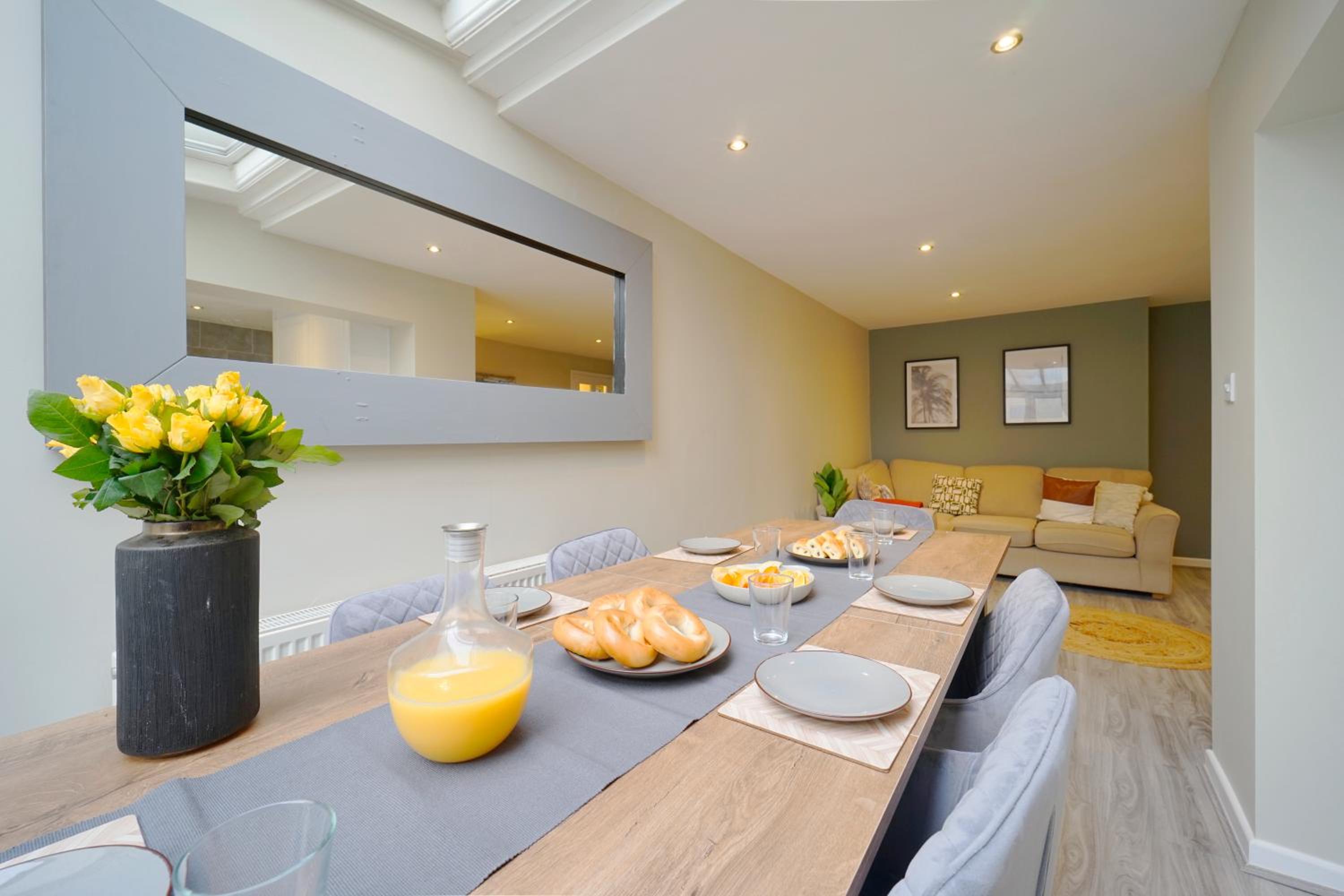 Spacious 4 bed town house in central Wetherby, sleeps 9, perfect for contractors or groups view 5