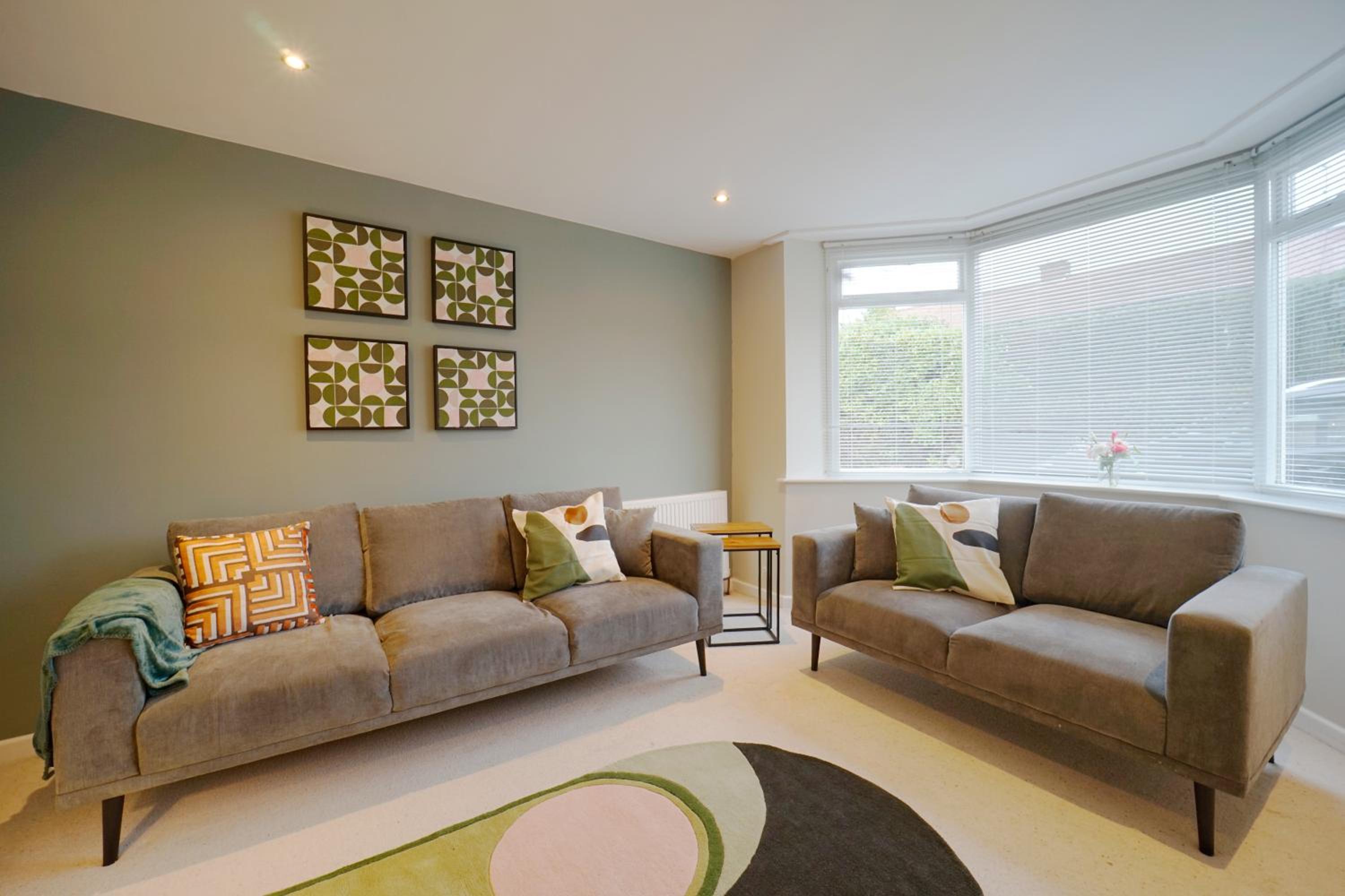 Spacious 4 bed town house in central Wetherby, sleeps 9, perfect for contractors or groups view 4
