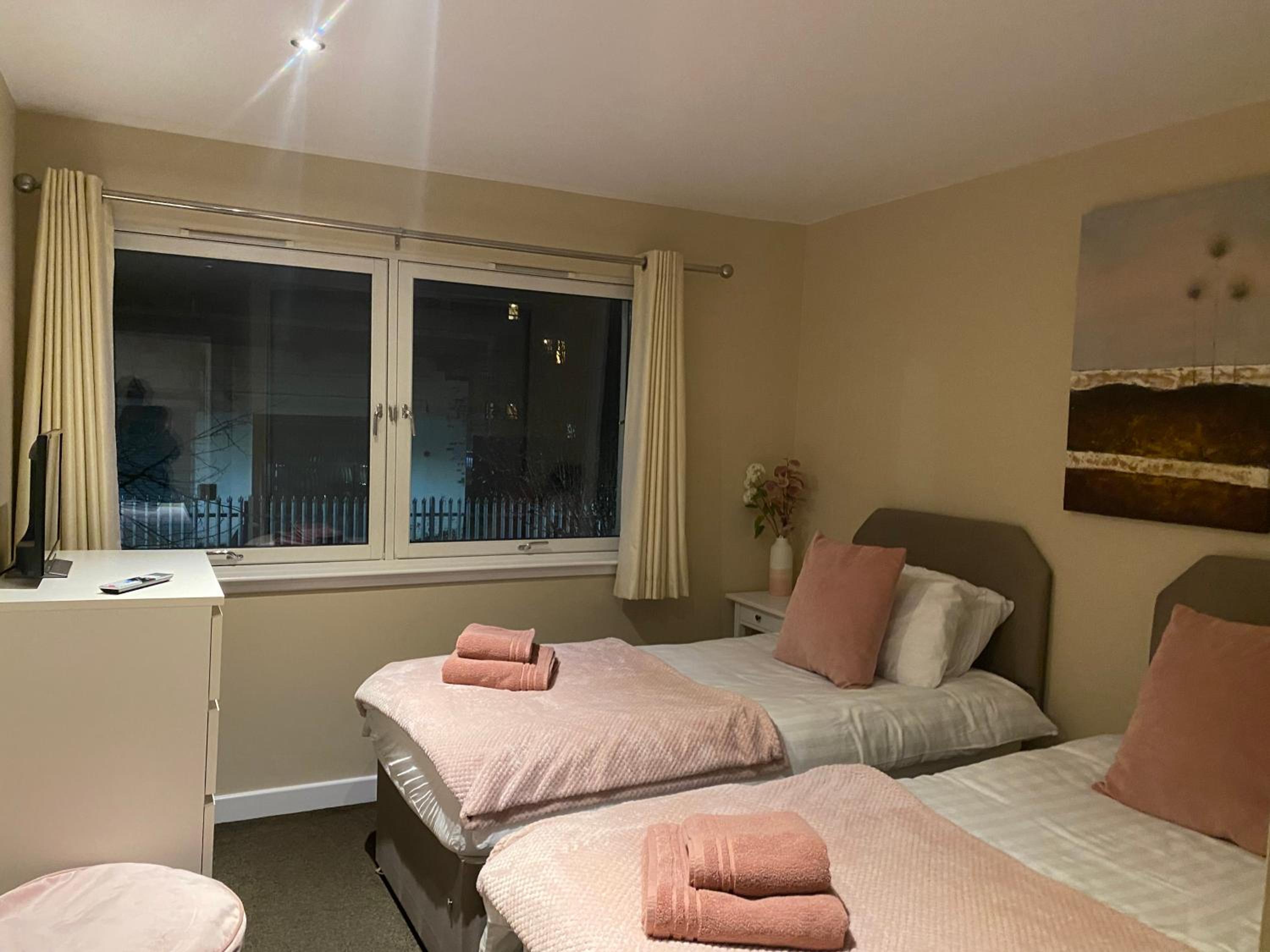 City Centre 2 bedroom apartment, secure parking. view 3