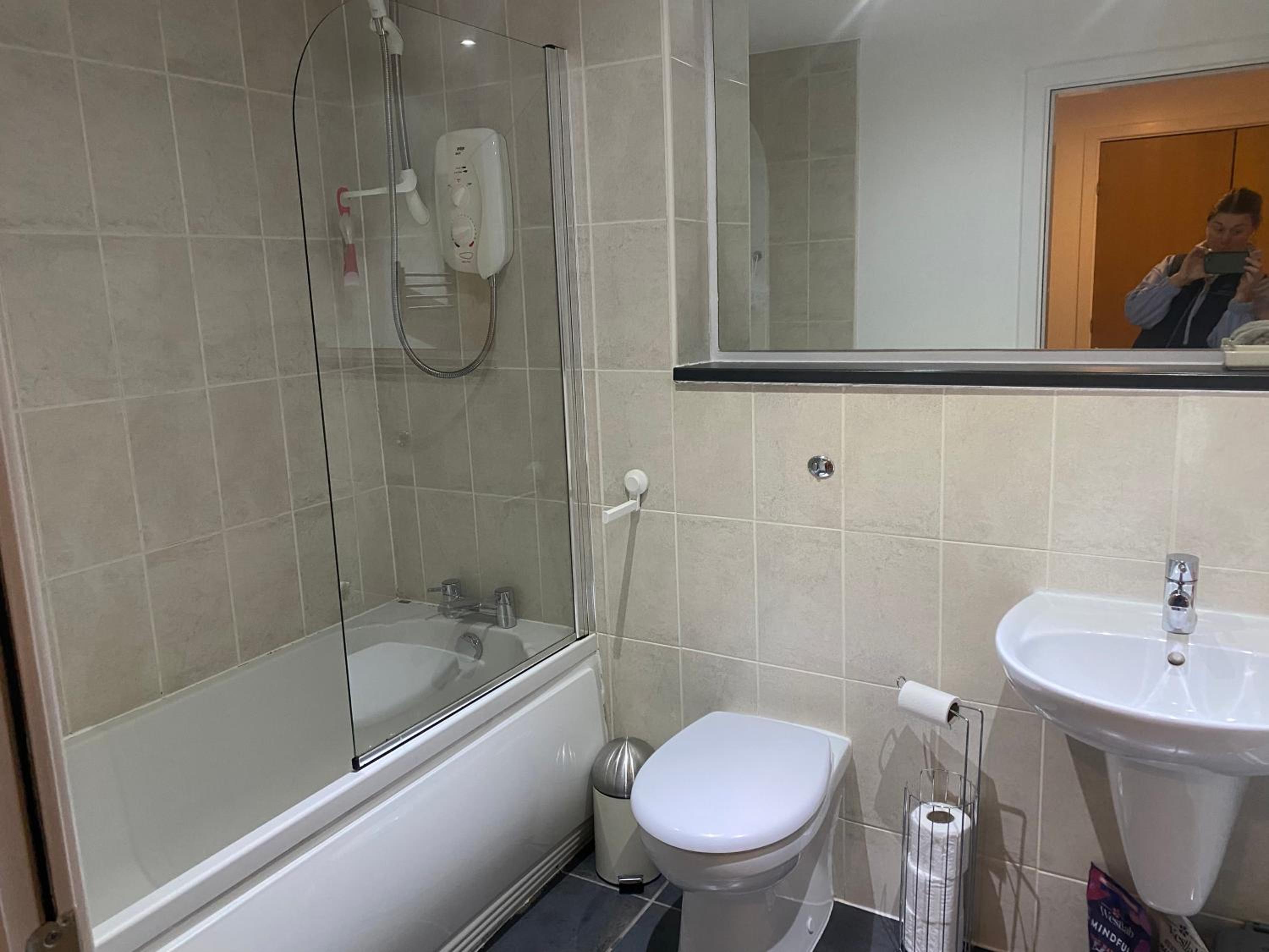 City Centre 2 bedroom apartment, secure parking. view 4