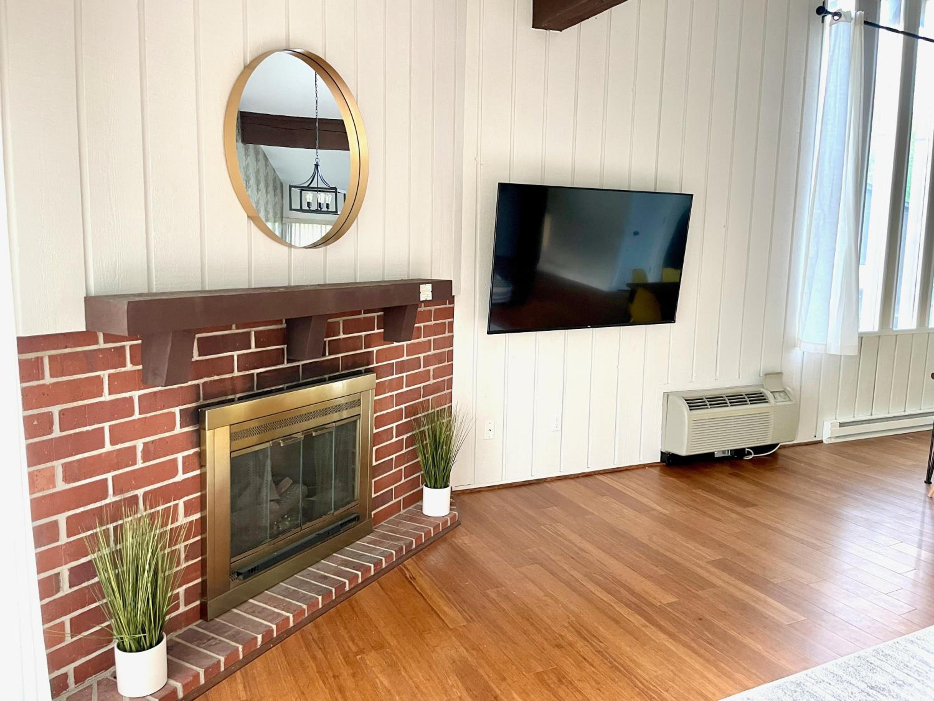 Newly Remodeled Mid-Century Modern Lake Condo view 3