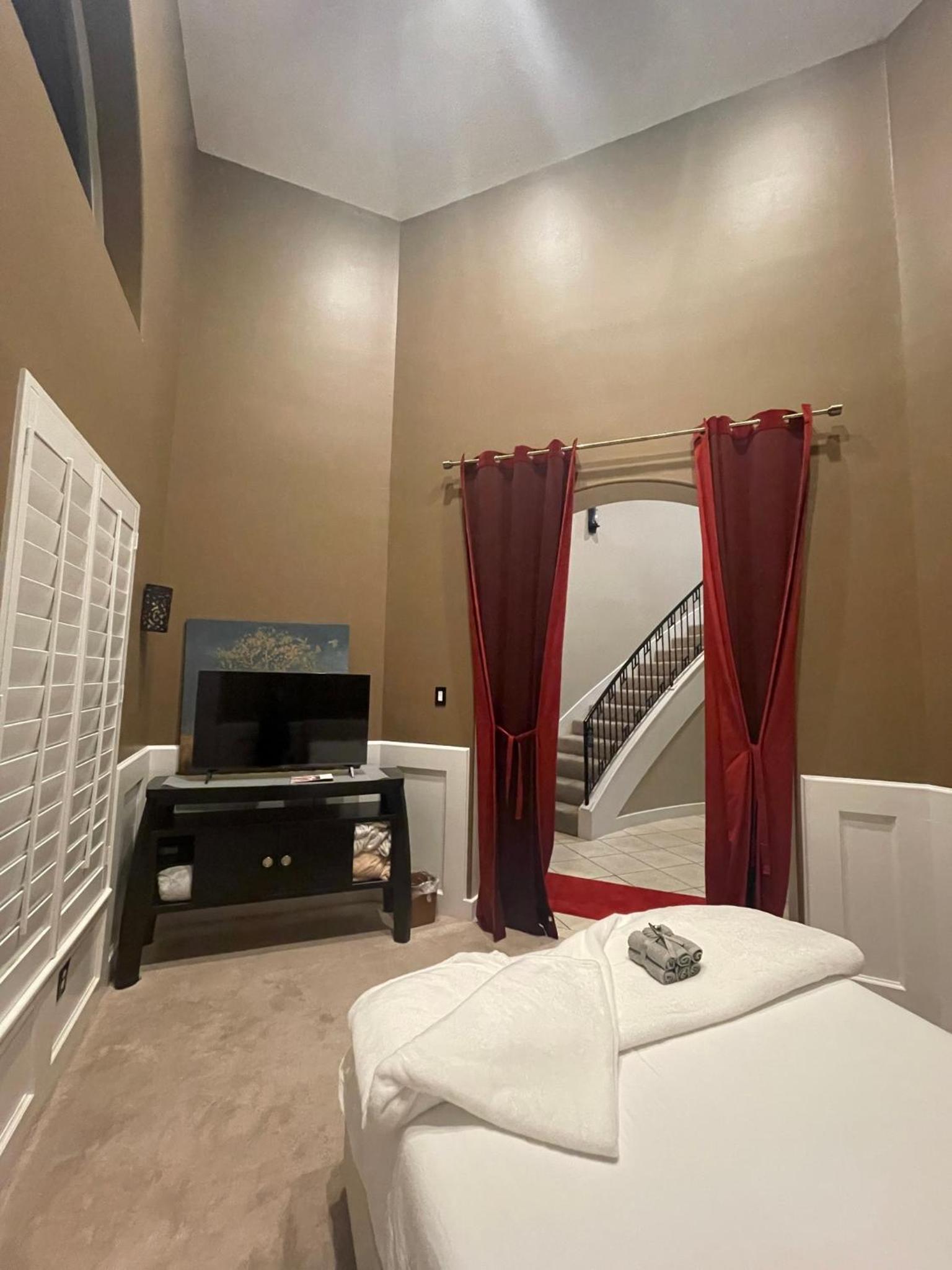 WANDERLUST villa near GALLERIA MALL