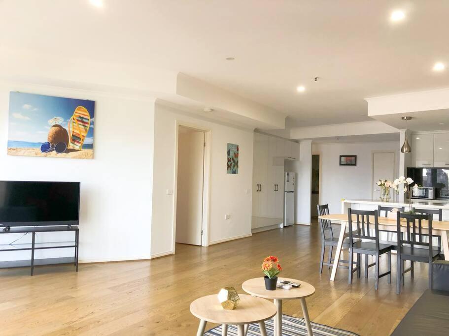 RiverView Spacious 3BR2Bath2Car WifiPoolGym Crown