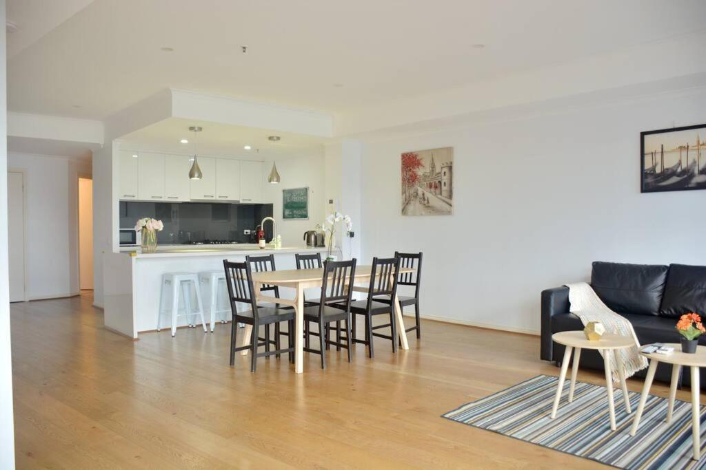 RiverView Spacious 3BR2Bath2Car WifiPoolGym Crown