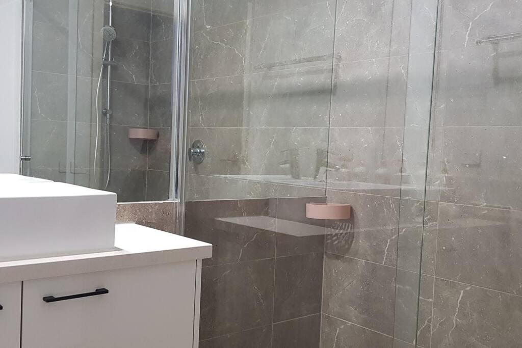 RiverView Spacious 3BR2Bath2Car WifiPoolGym Crown