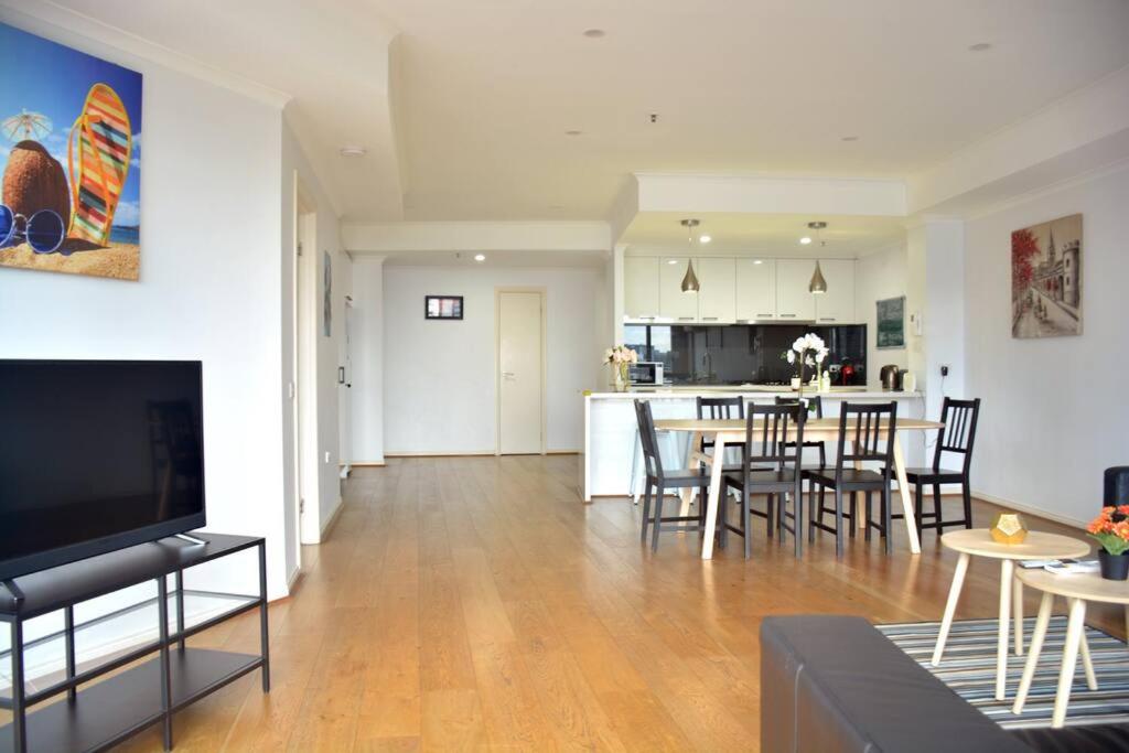 RiverView Spacious 3BR2Bath2Car WifiPoolGym Crown
