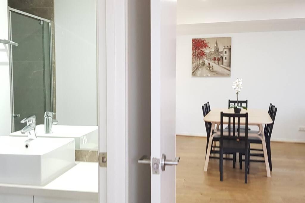 RiverView Spacious 3BR2Bath2Car WifiPoolGym Crown