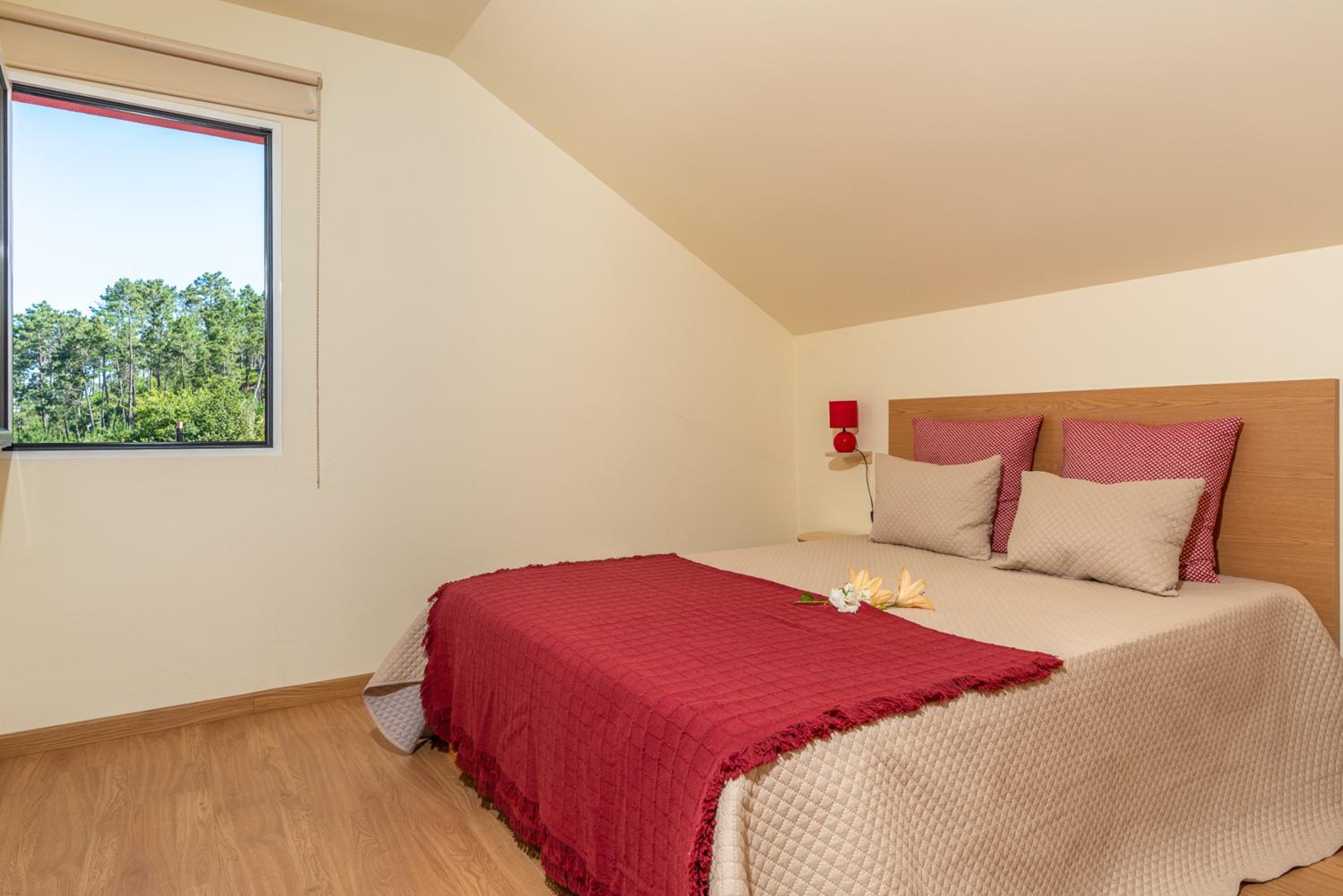 Spacious House with Pool in Prazeres view 2