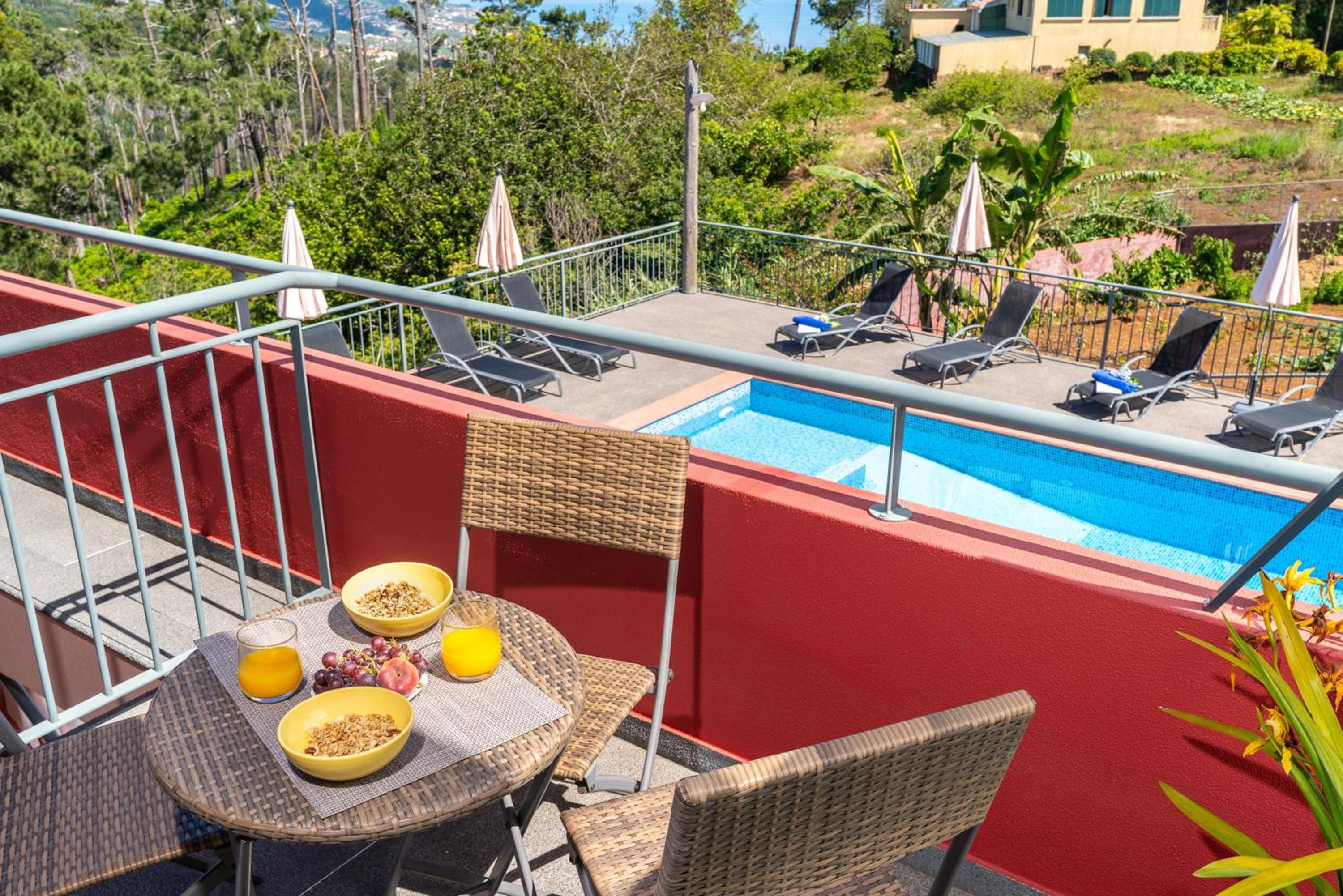Spacious House with Pool in Prazeres view 4
