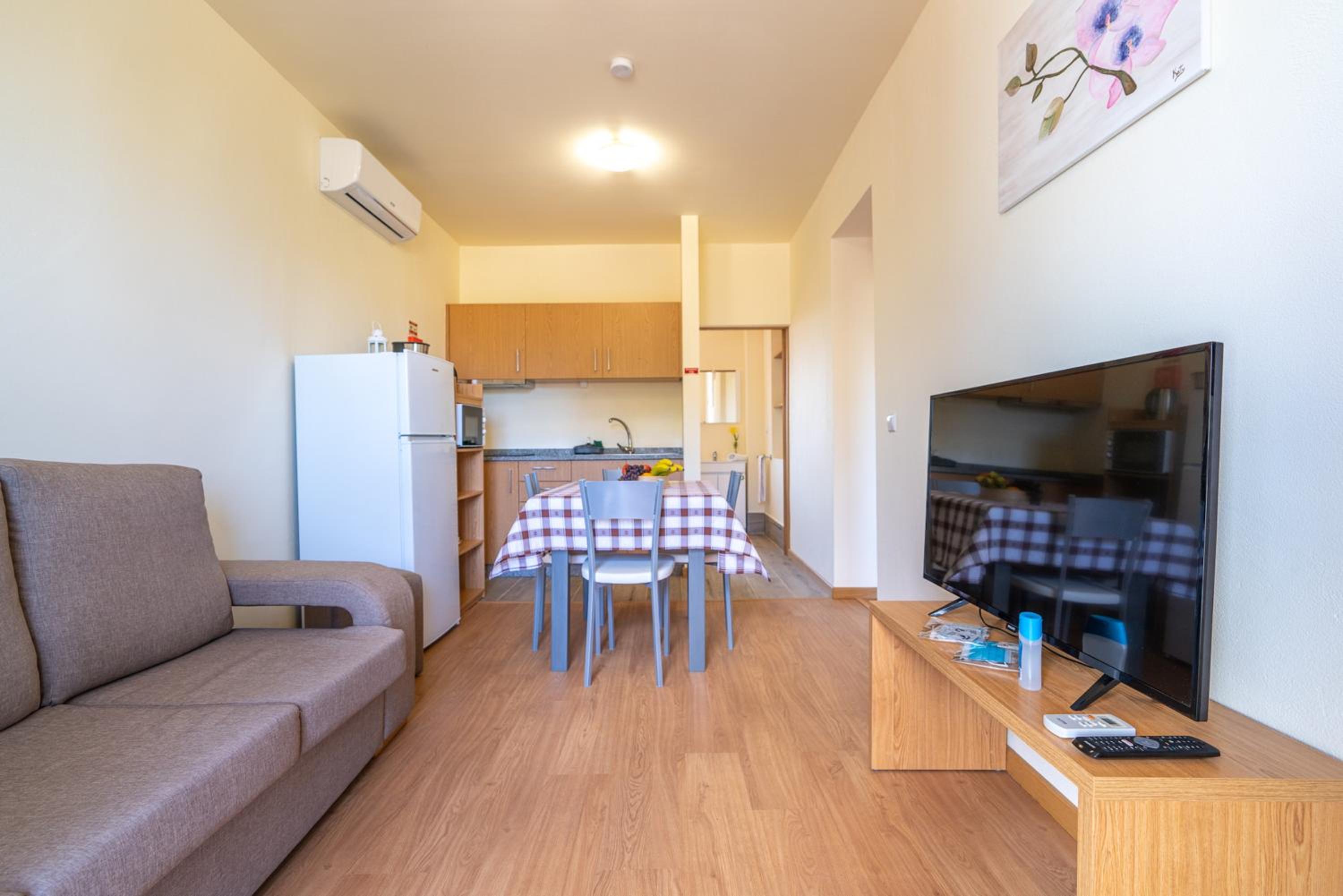 Spacious House with Pool in Prazeres view 3