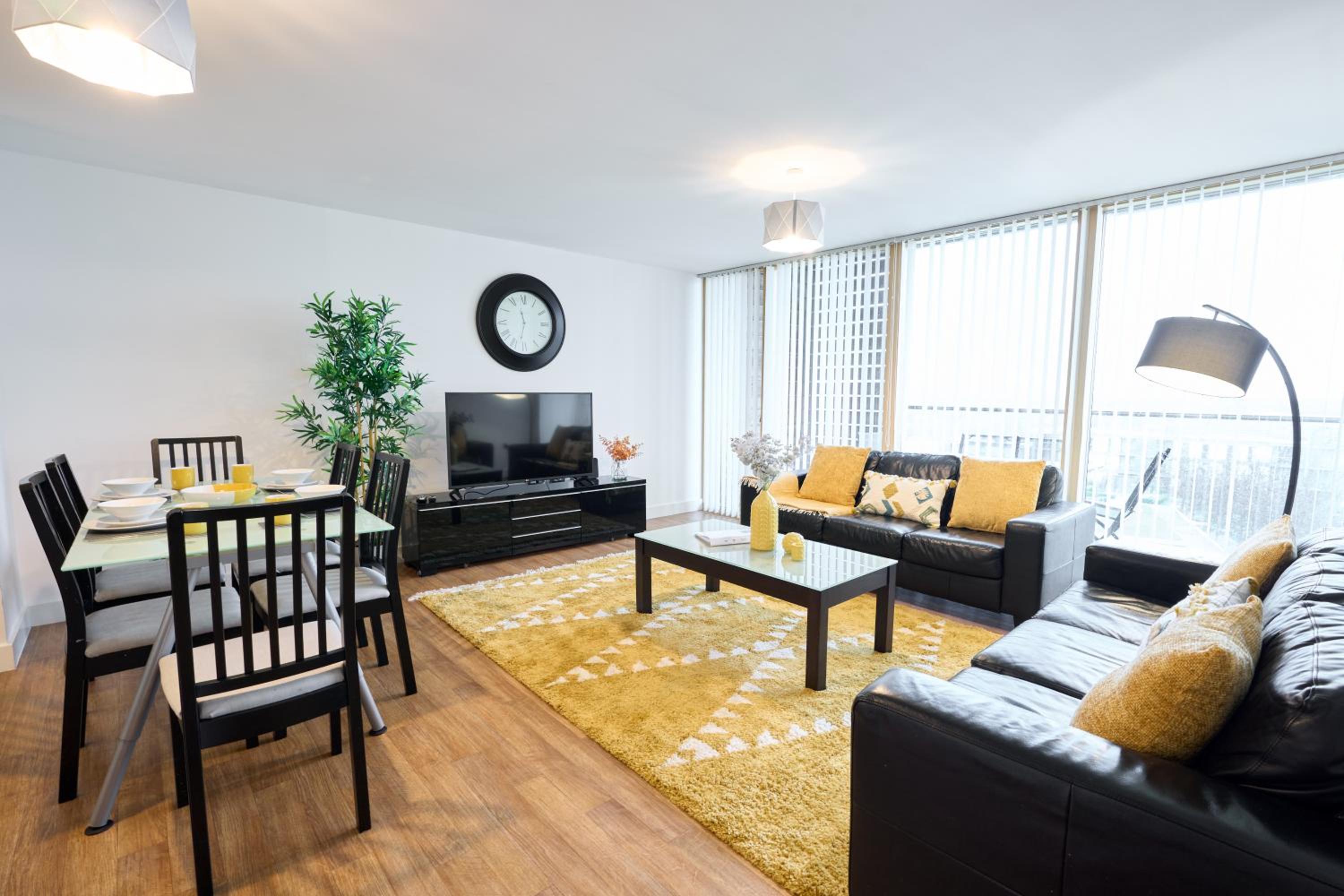 ShortstayMK Vizion apartments, with free superfast wi-fi, parking view 5