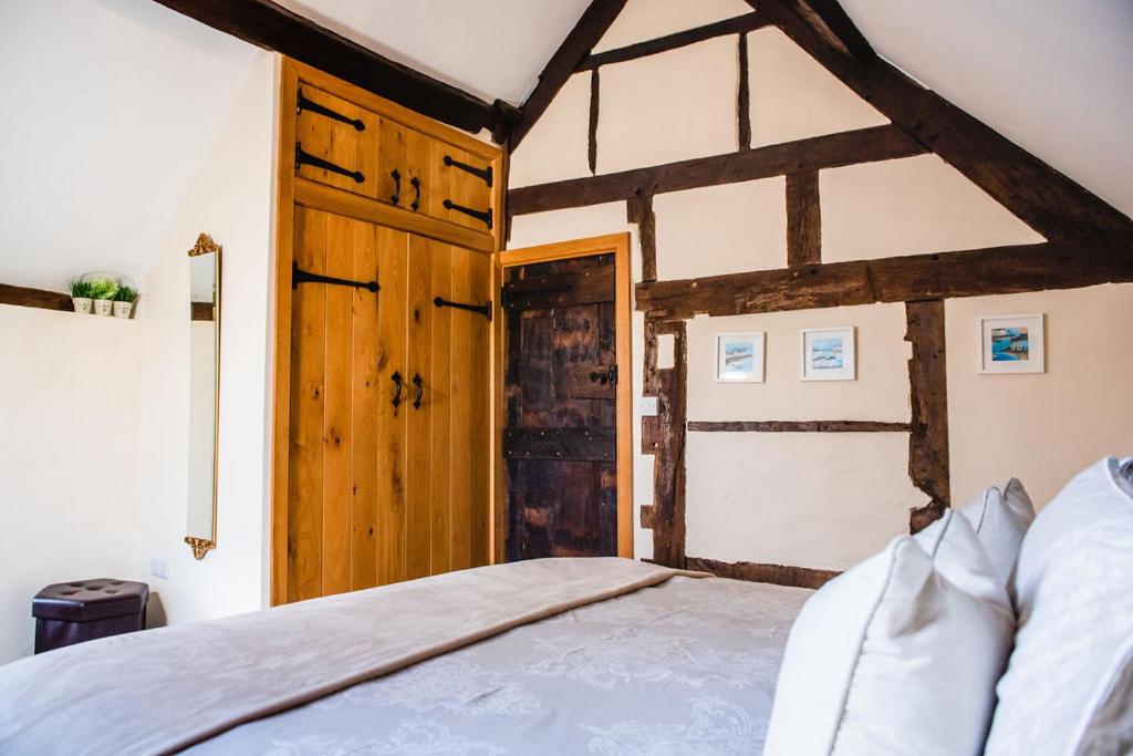 Thursdays Corner Tudor Cottage view 4