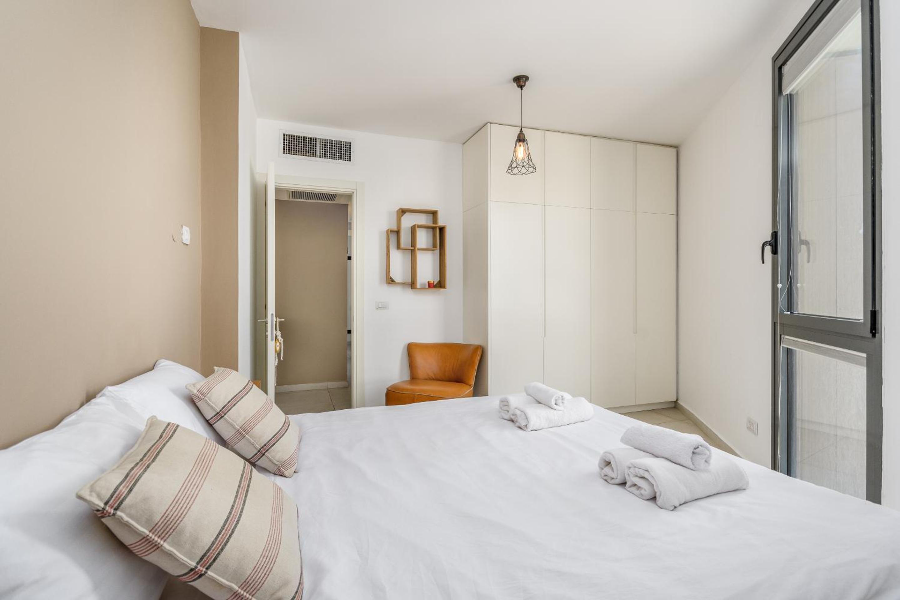 Spacious 3 BDR in Florentine view 2