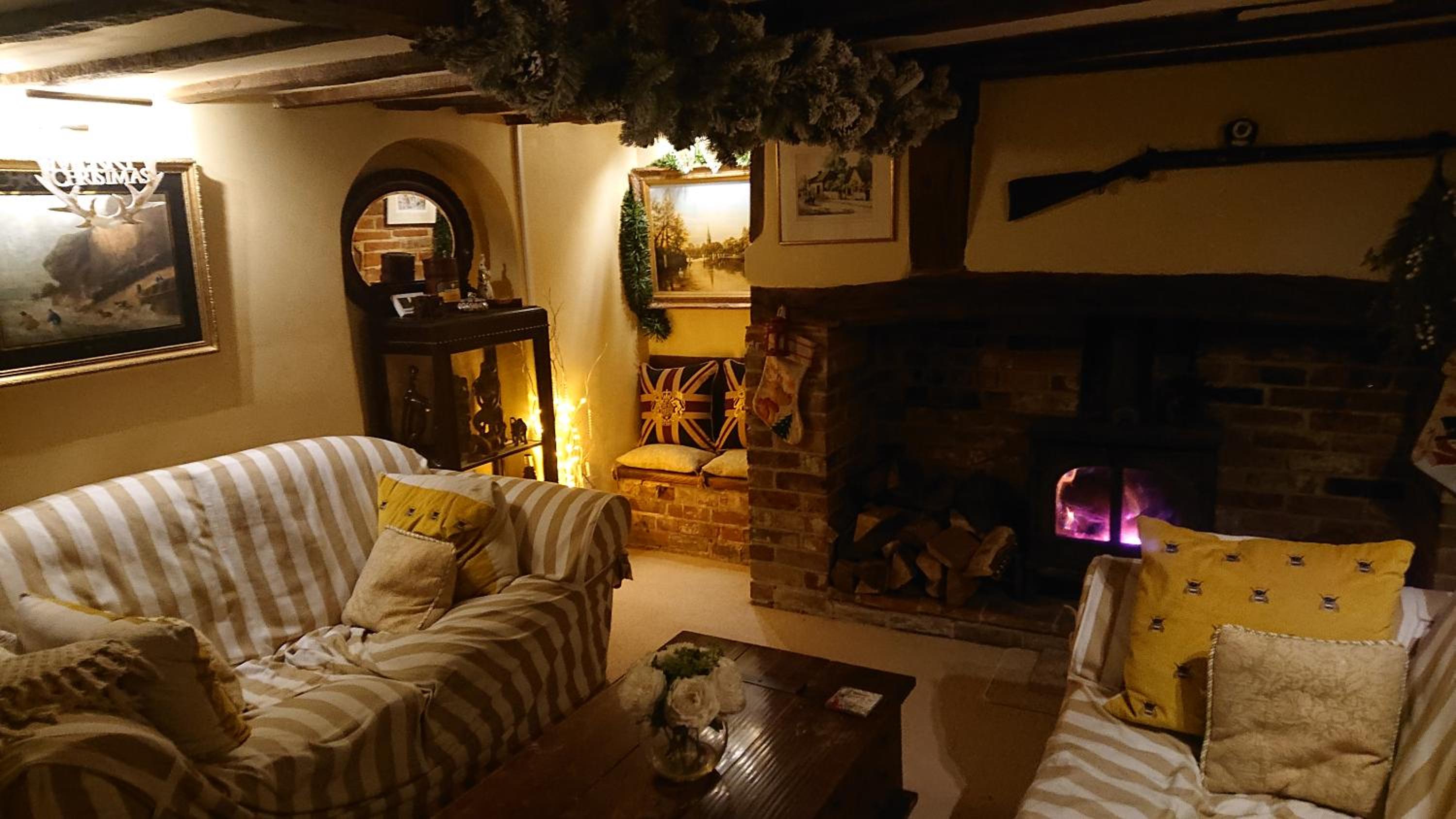 17th Century 2-Bed Sleeps 4 Free Parking view 3