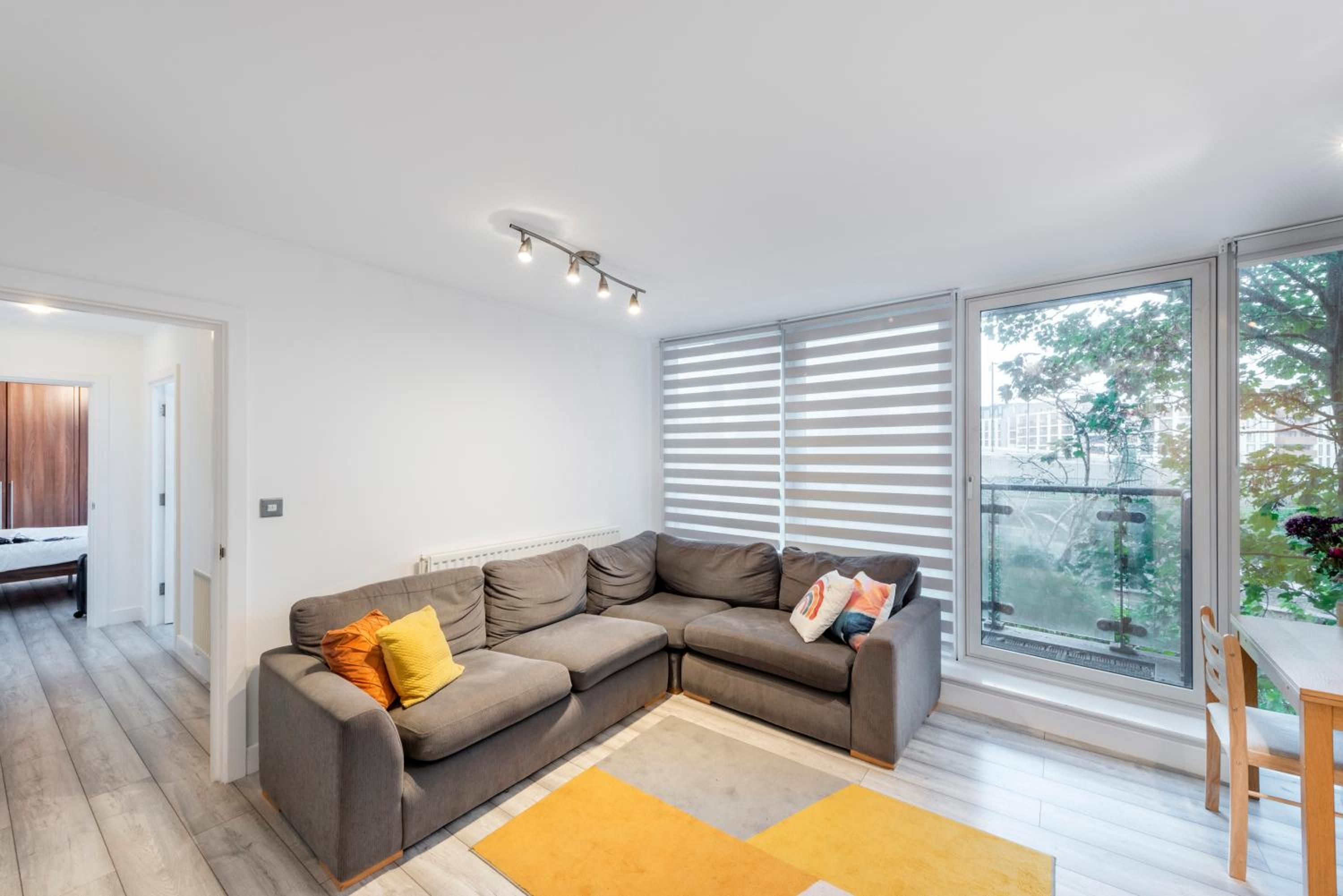 Modern Central 2bed 2bath Stratford Apt