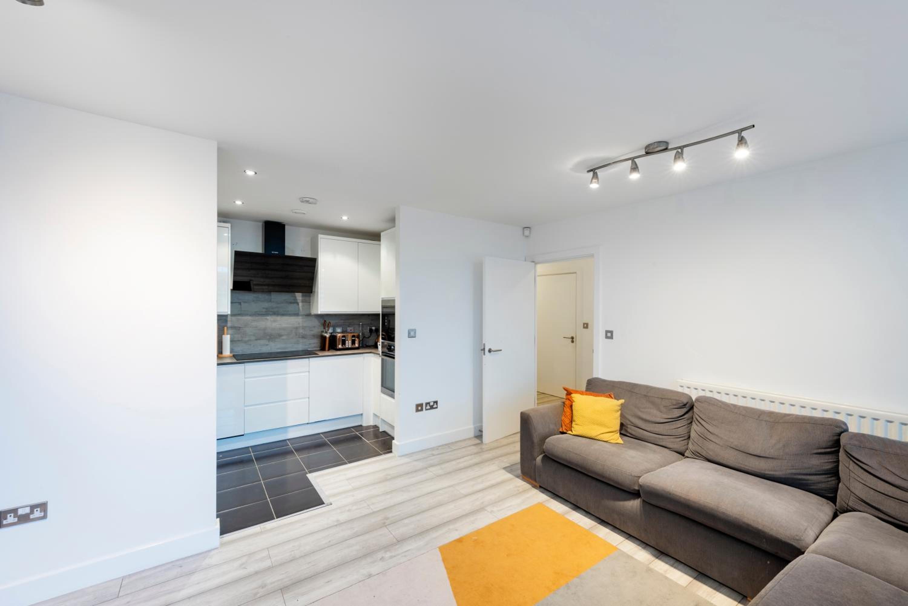 Modern Central 2bed 2bath Stratford Apt