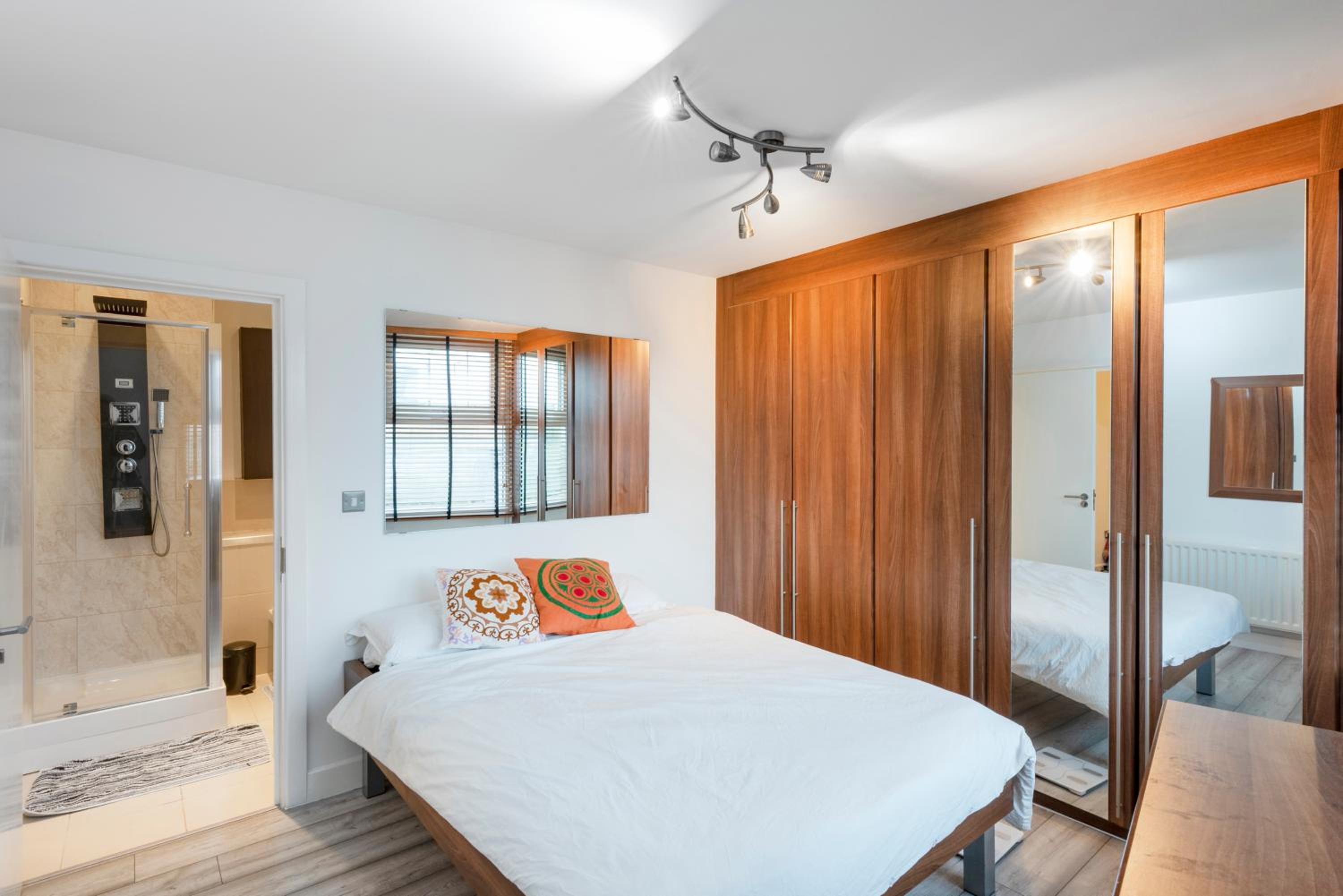 Modern Central 2bed 2bath Stratford Apt