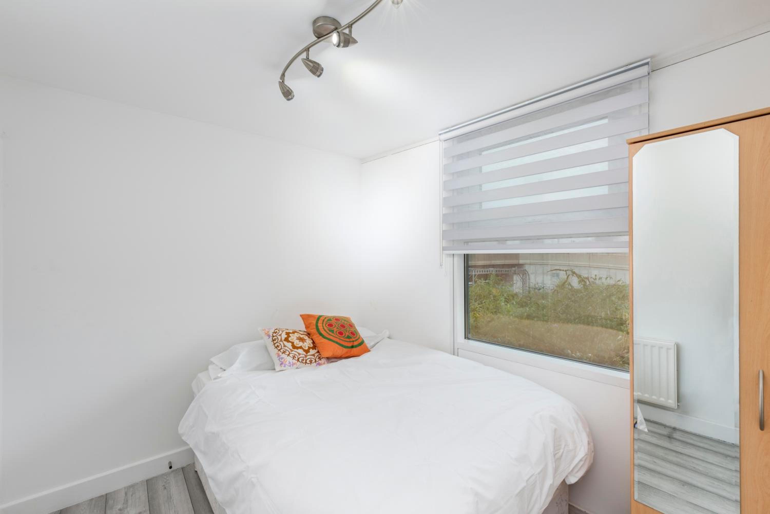 Modern Central 2bed 2bath Stratford Apt