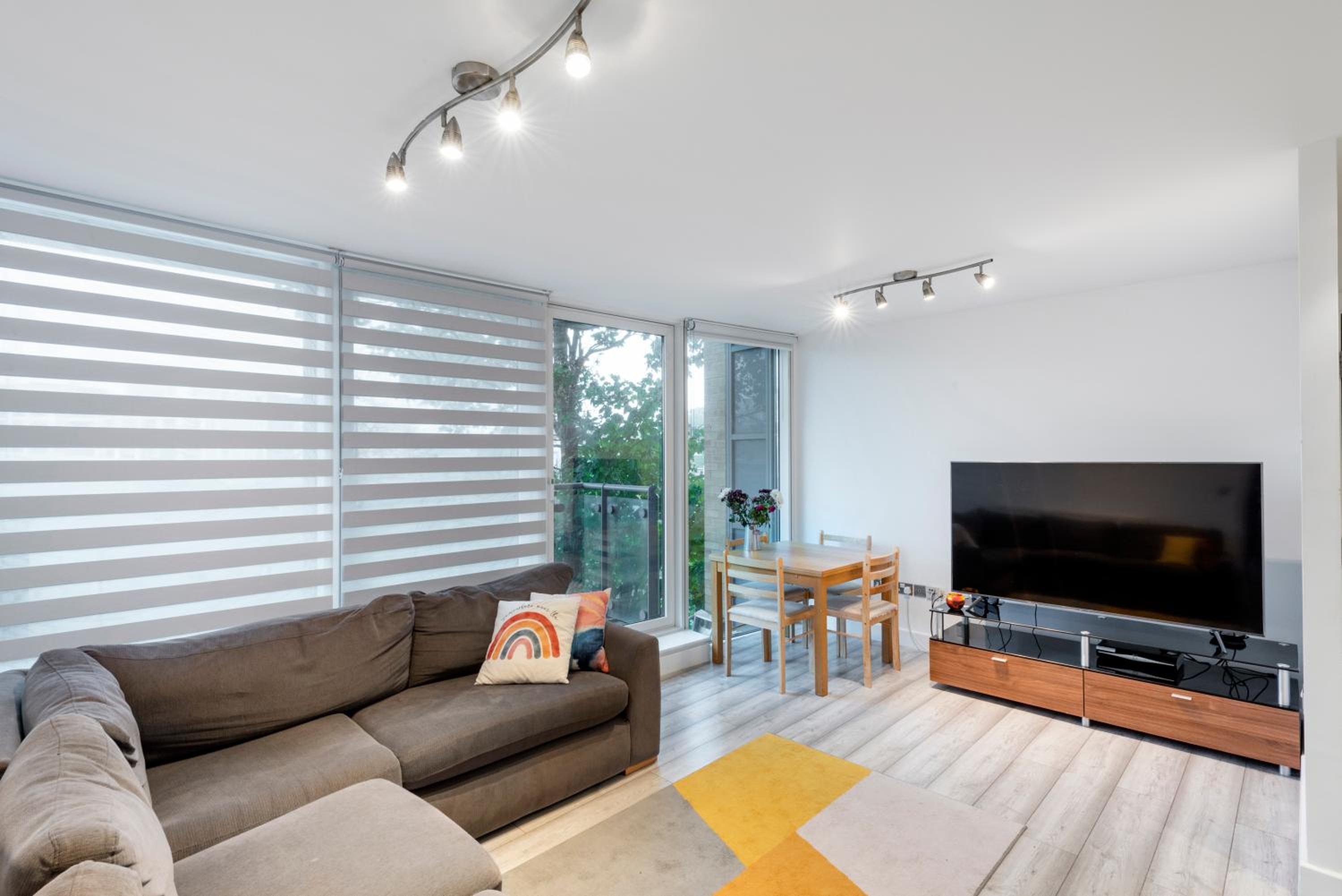 Modern Central 2bed 2bath Stratford Apt