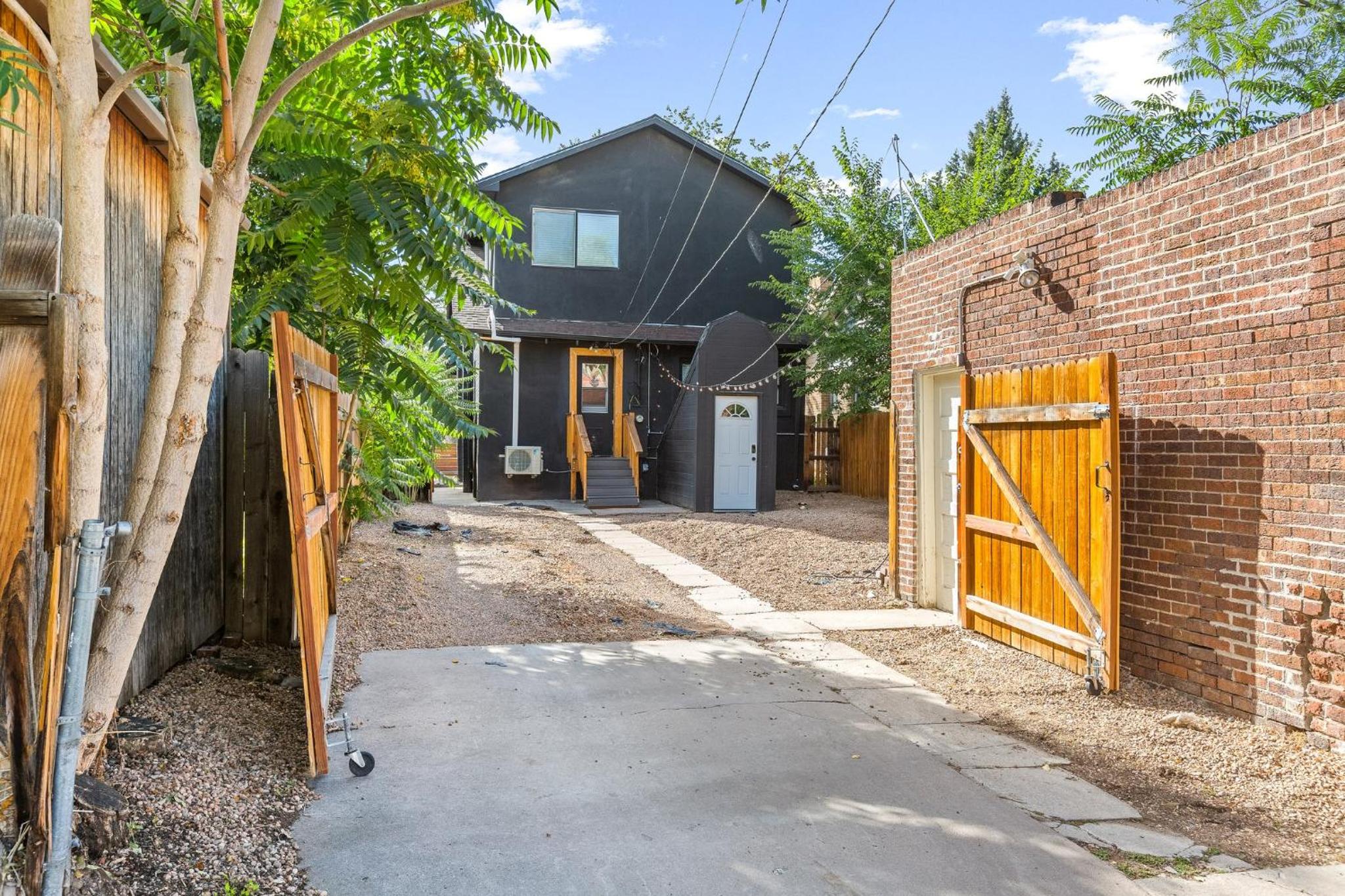 Basement with Full Kitchen and Near Downtown view 4