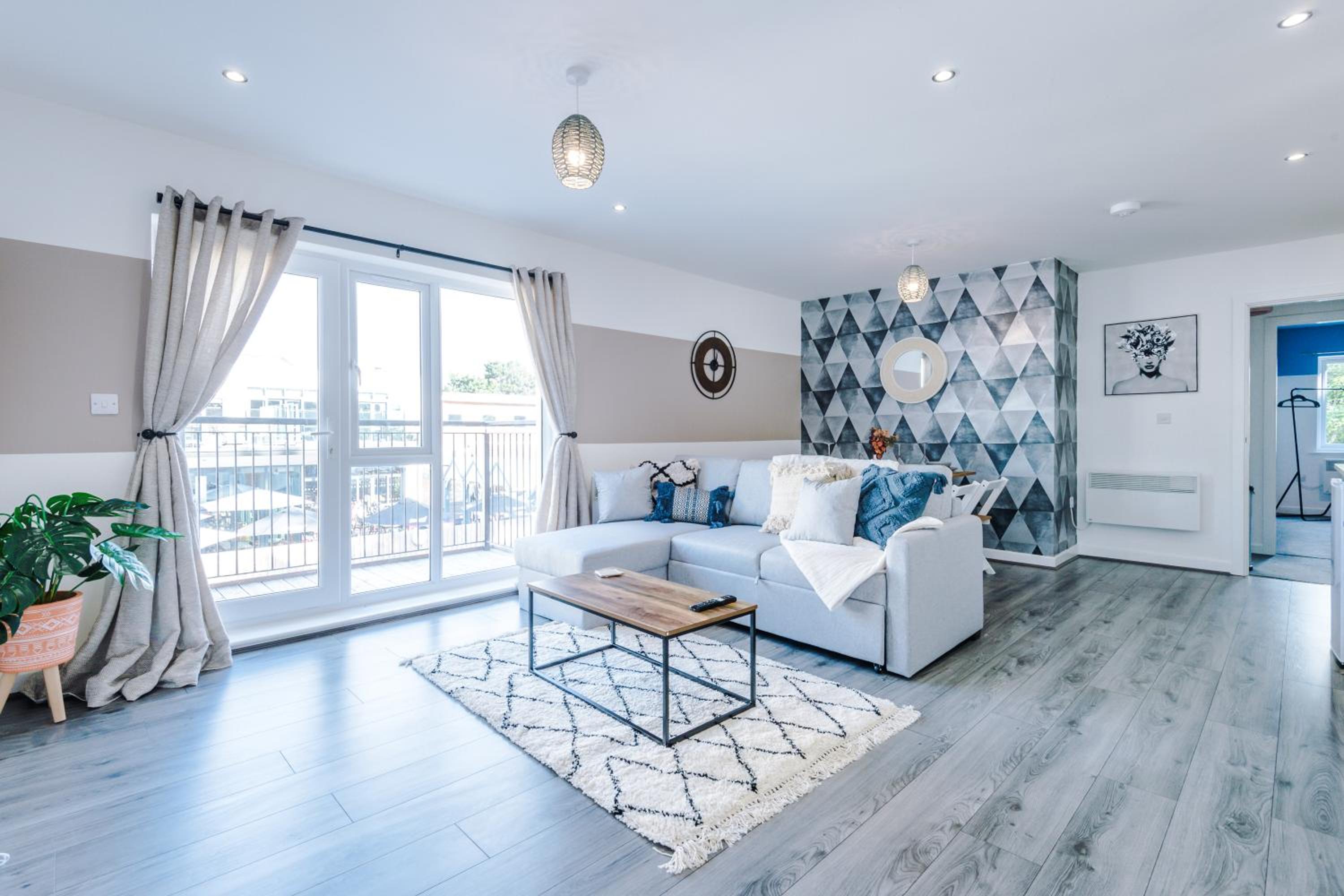 Formby Village Apartments By Greenstay Serviced Accommodation - Perfect For SHORT & LONG STAYS - Couples, Friends, Families & Business Travellers All Welco view 4