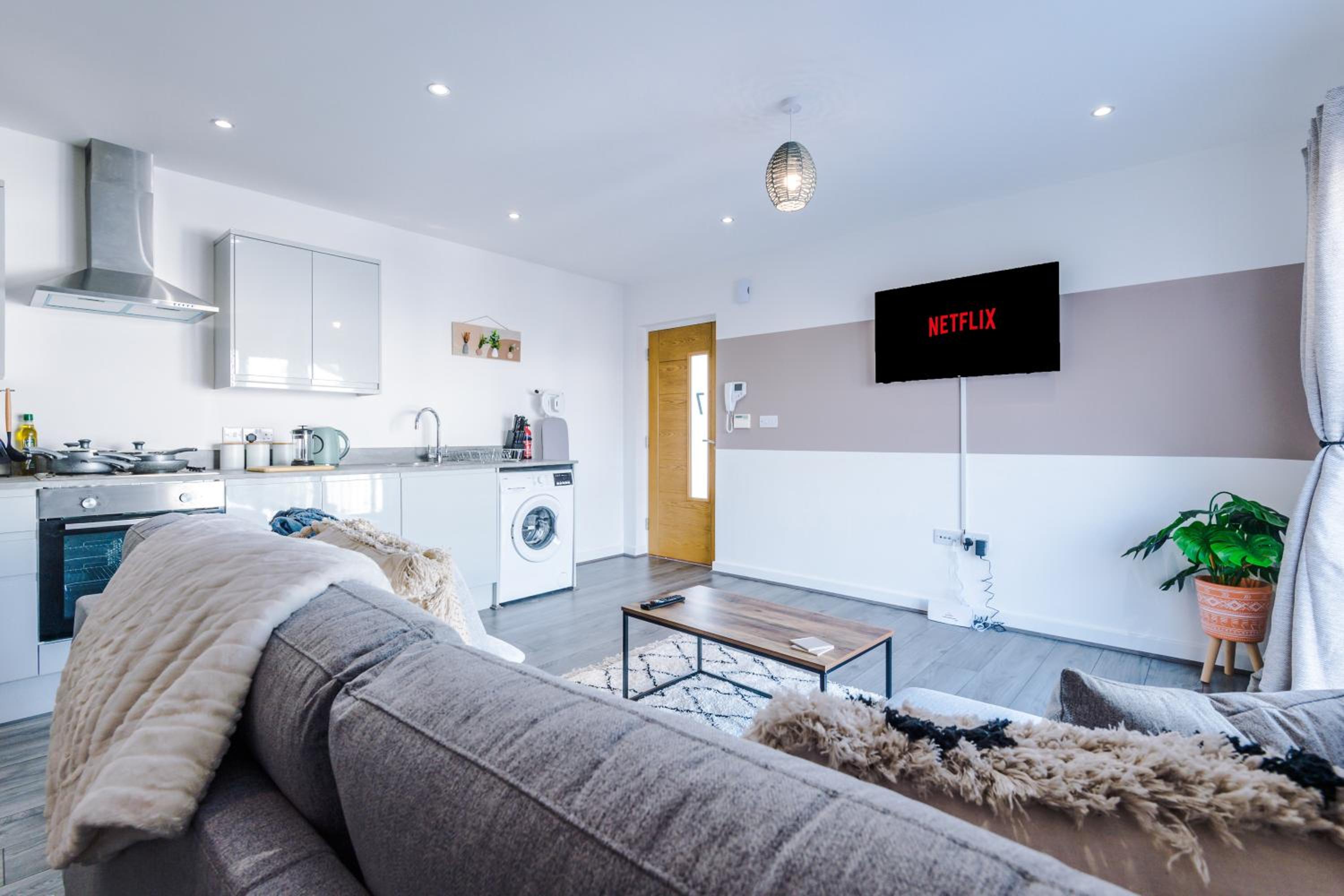 Formby Village Apartments By Greenstay Serviced Accommodation - Perfect For SHORT & LONG STAYS - Couples, Friends, Families & Business Travellers All Welco view 2