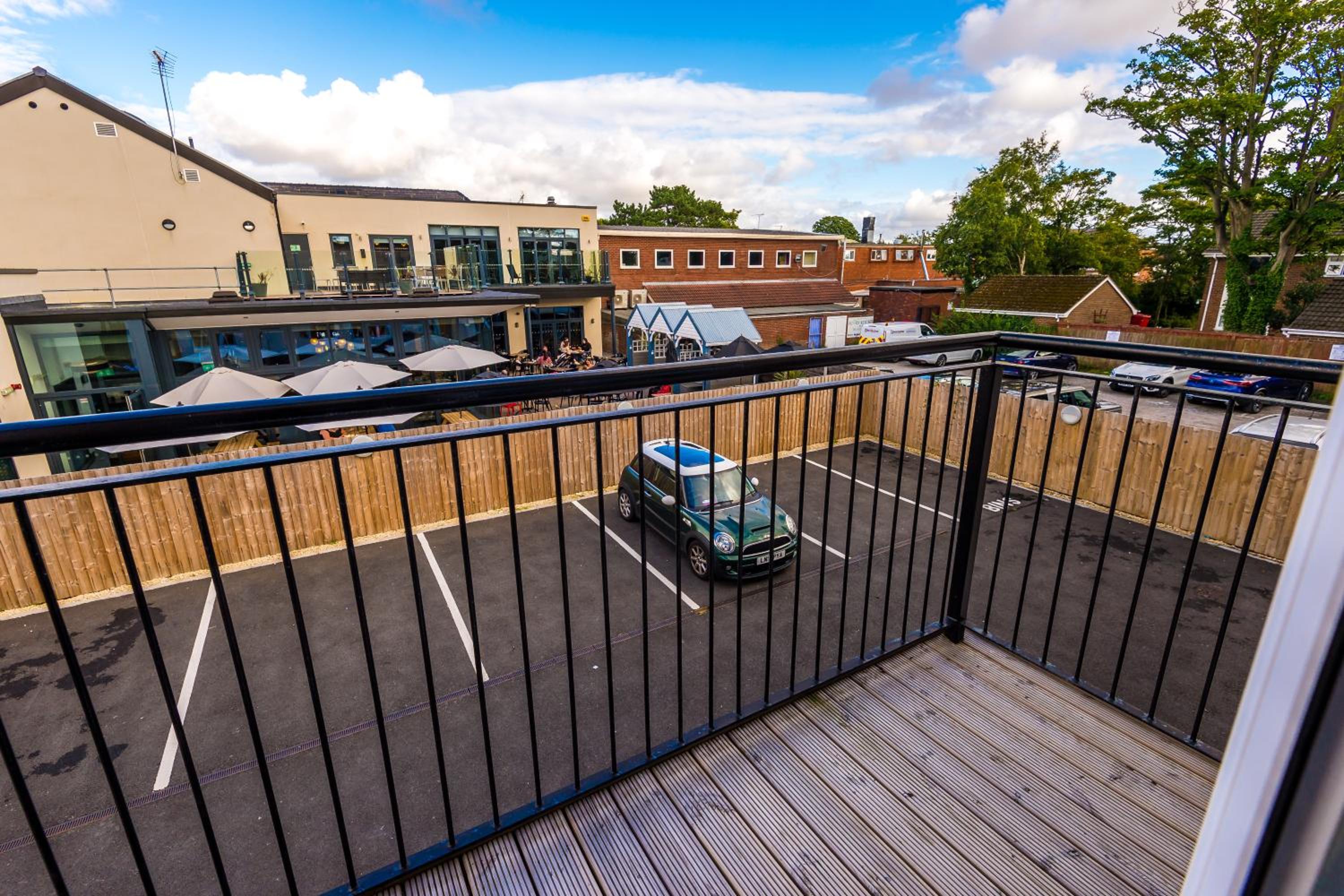 Formby Village Apartments By Greenstay Serviced Accommodation - Perfect For SHORT & LONG STAYS - Couples, Friends, Families & Business Travellers All Welco view 3