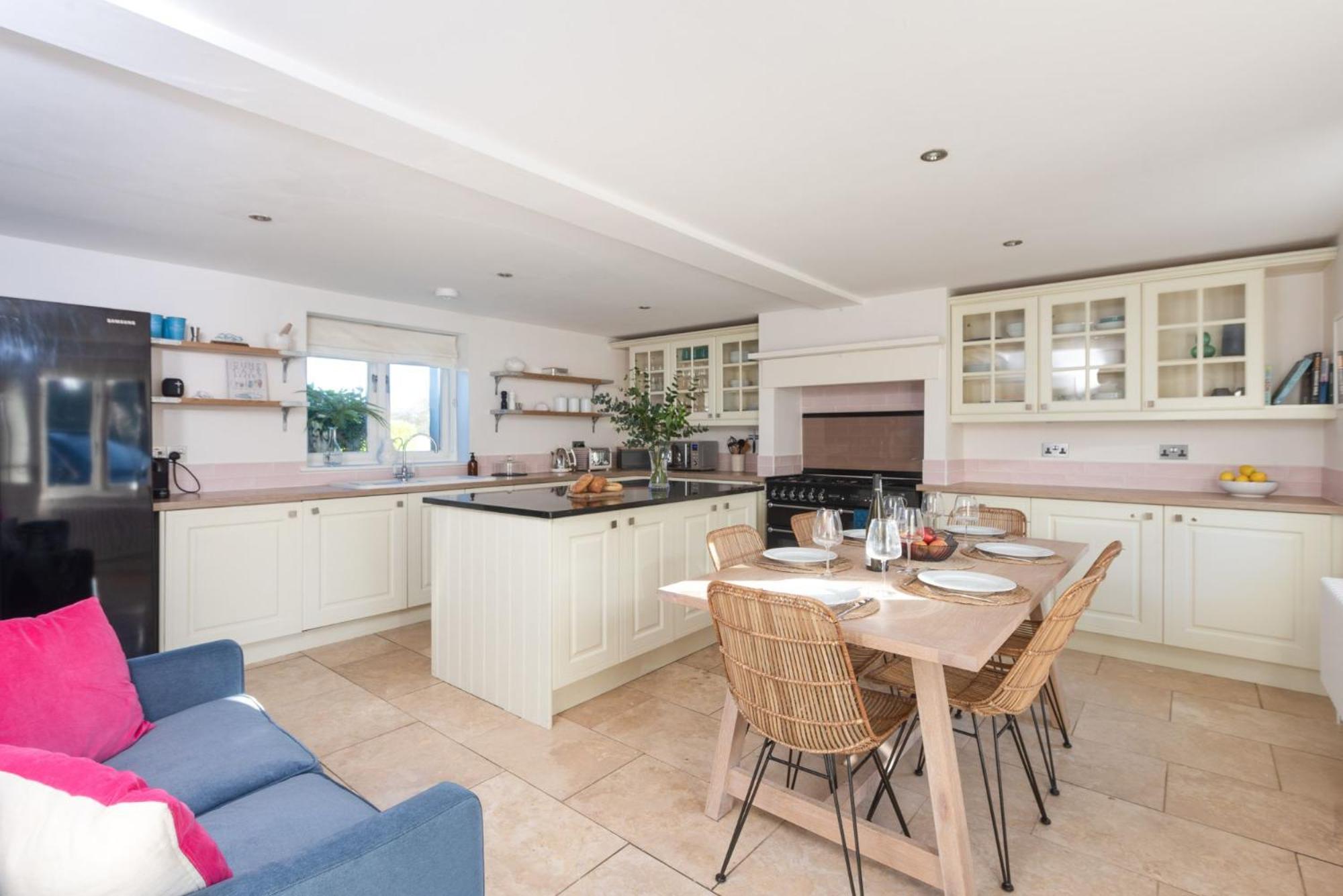 The Haybarn - Hot Tub - Free WiFi & Parking - Pets Welcome view 3