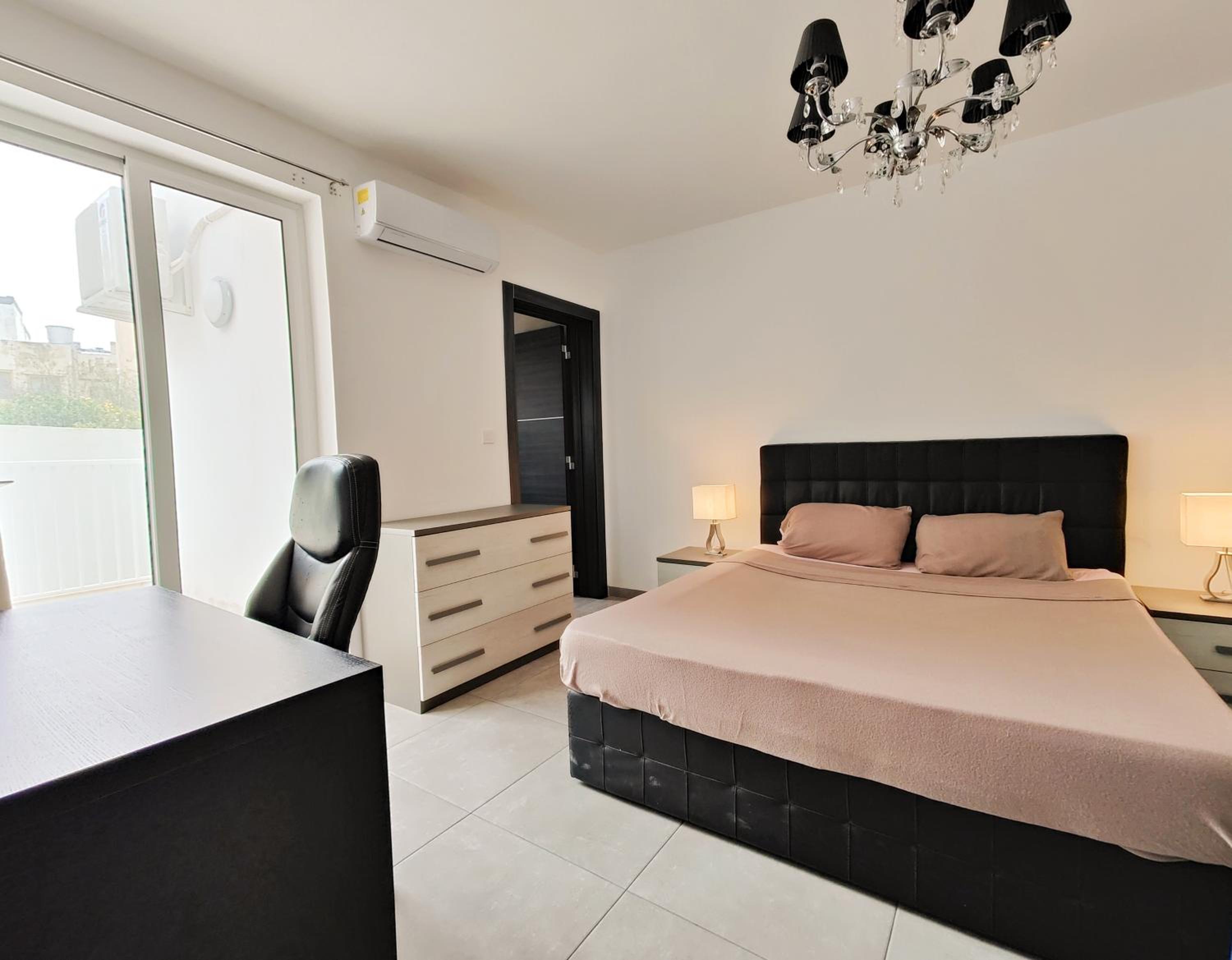 Large Central Apartment Near Valletta & Seafront view 3