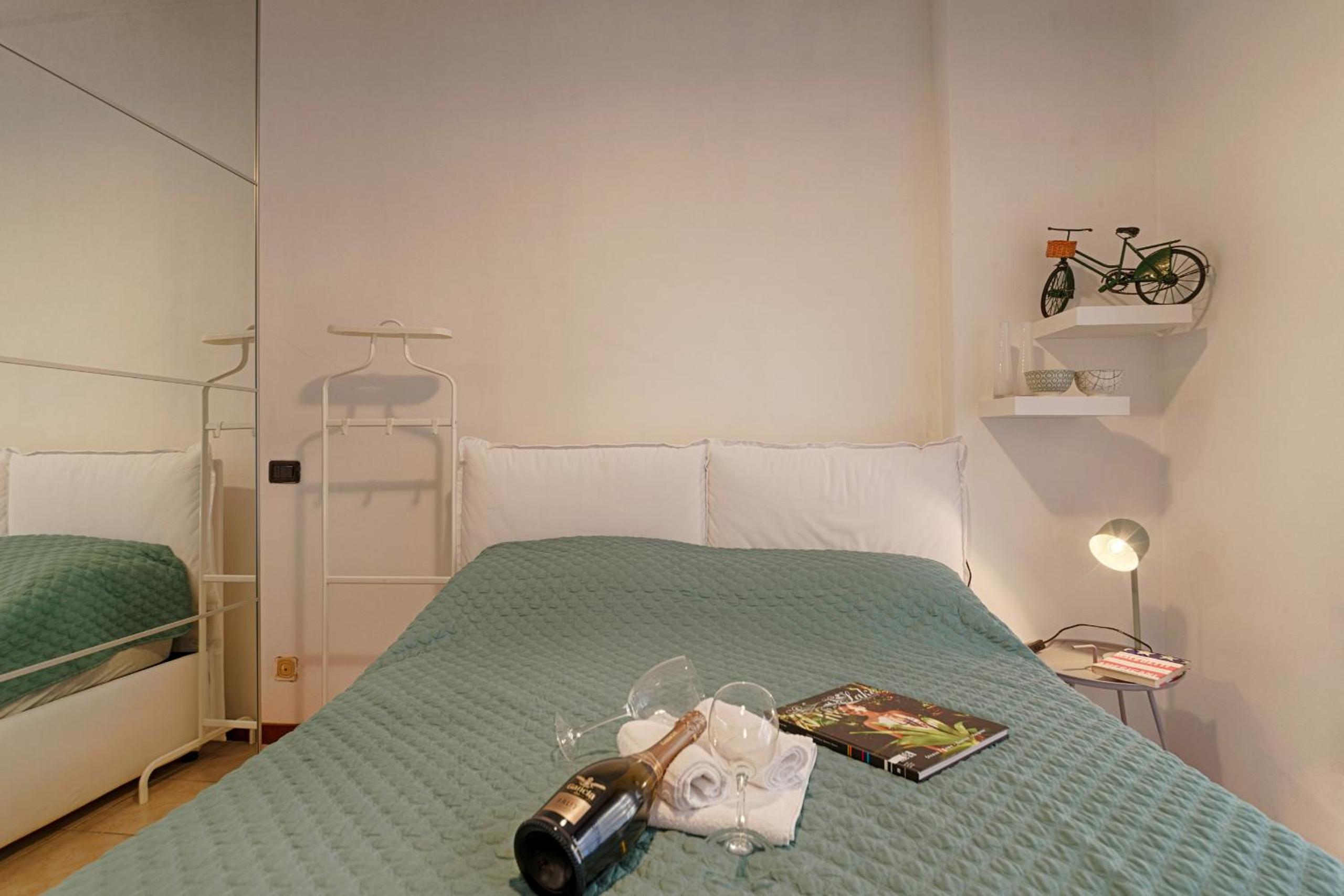 Modern Lakefront 1-Bedroom Apartment photo 3